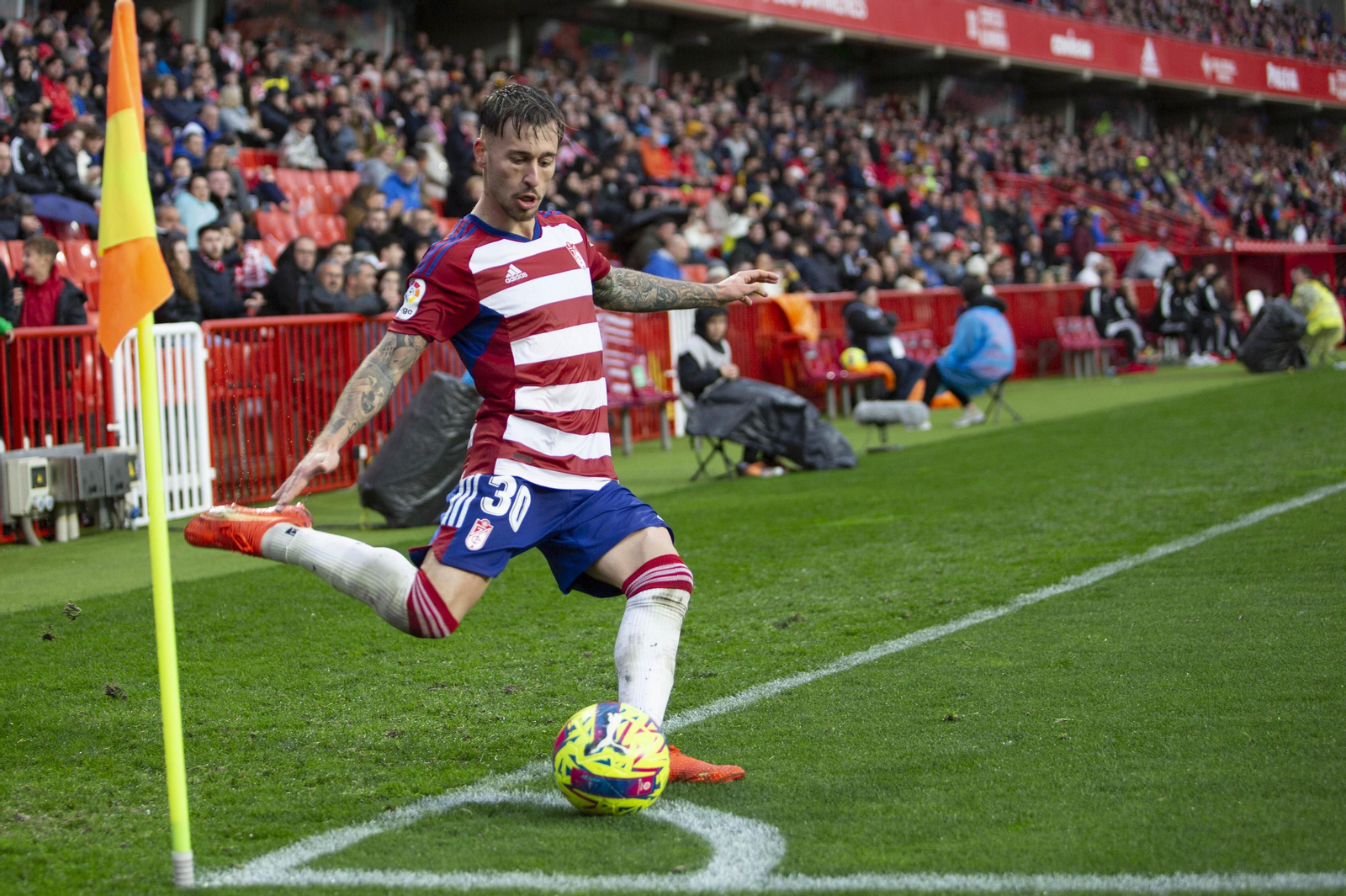 Ricard bota un córner en un partido anterior en casa