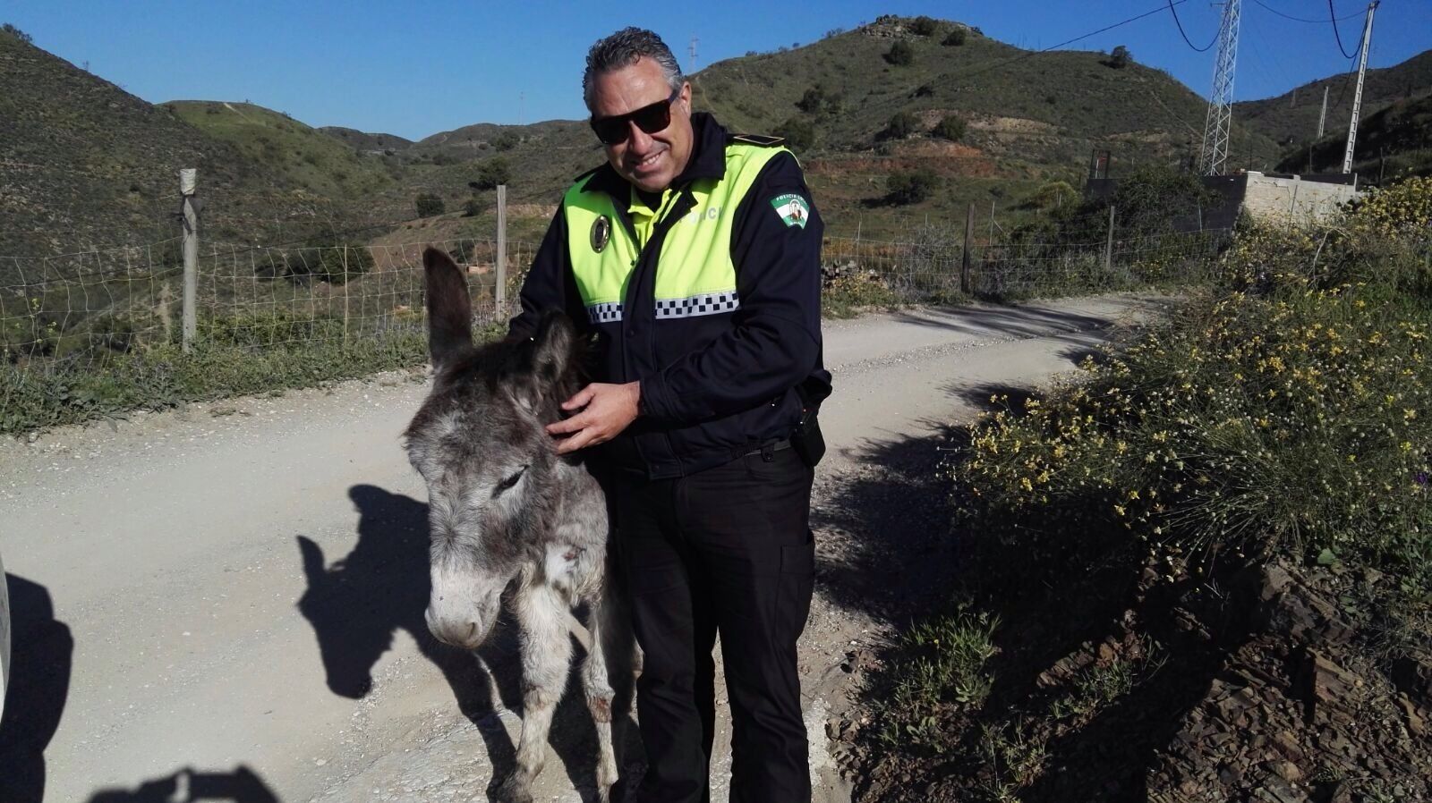 Uno de los policías locales que intervino junto al animal rescatado.