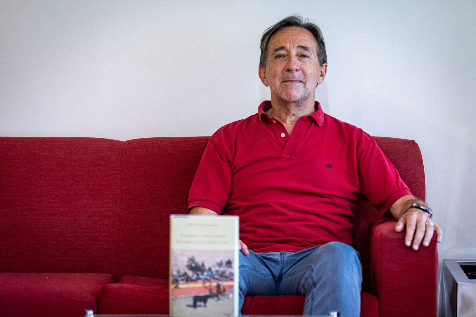 José Marchena, con su libro antes de la entrevista en las instalaciones de Diario de Cádiz.