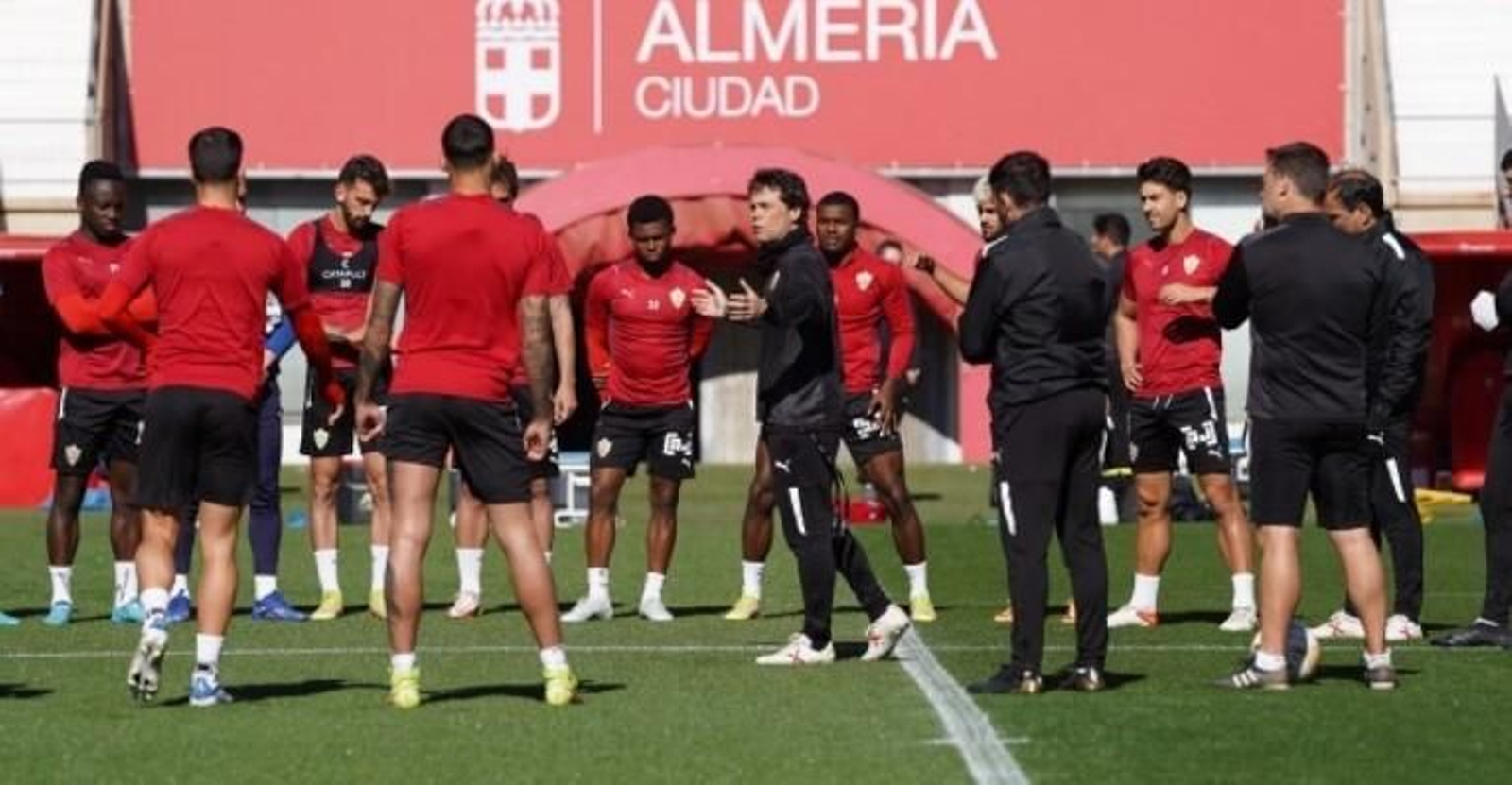 Rubi se dirige a sus jugadores.