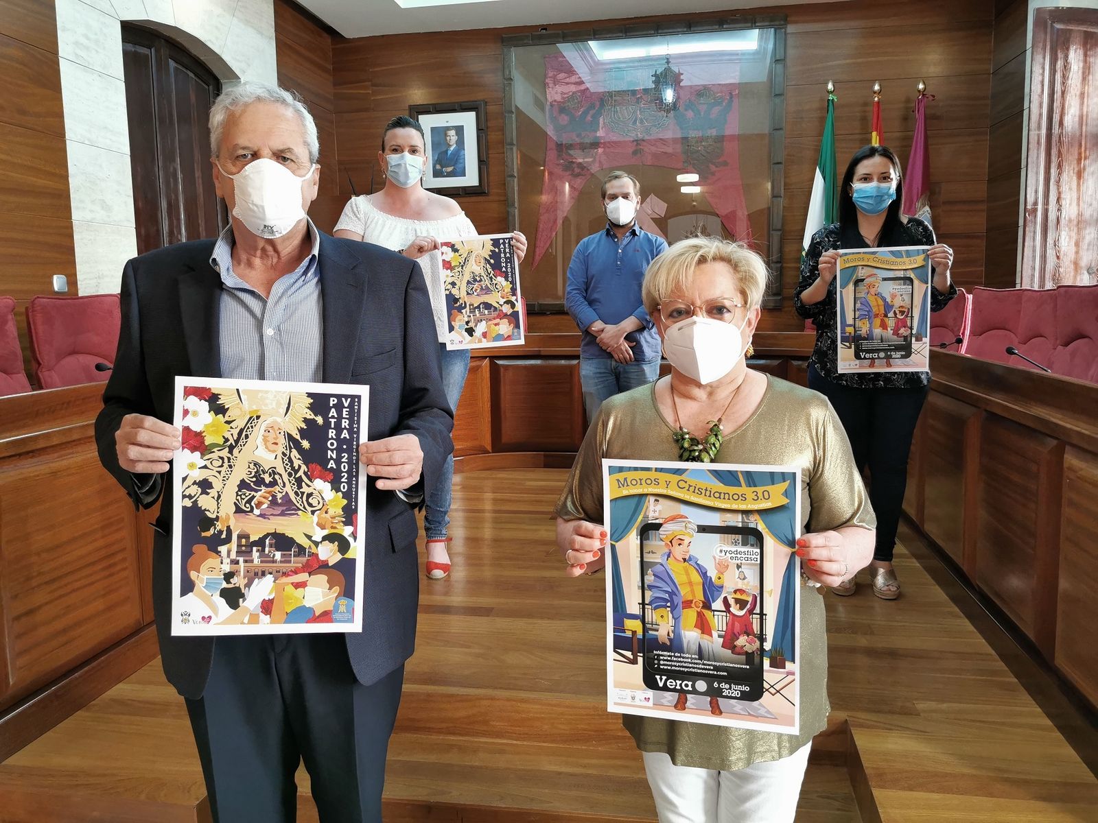 El alcalde y la concejal de Festejos de Vera presentan el programa de las fiestas.