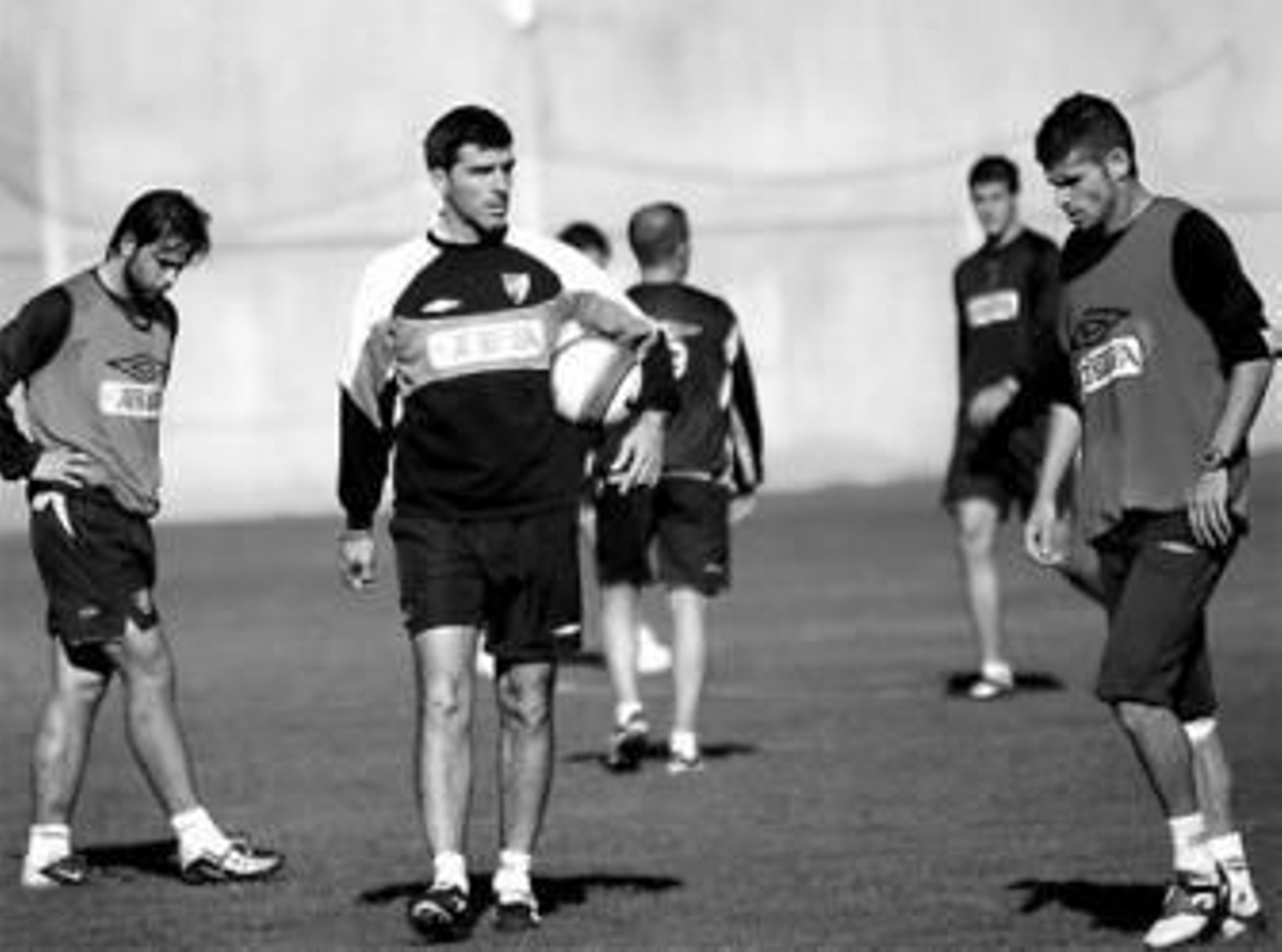 Muñiz, entre Stosic y Antonio Hidalgo, en el entrenamiento de ayer en el anexo. Muñiz, entre Stosic y Antonio Hidalgo, en el entrenamiento de ayer en el anexo.