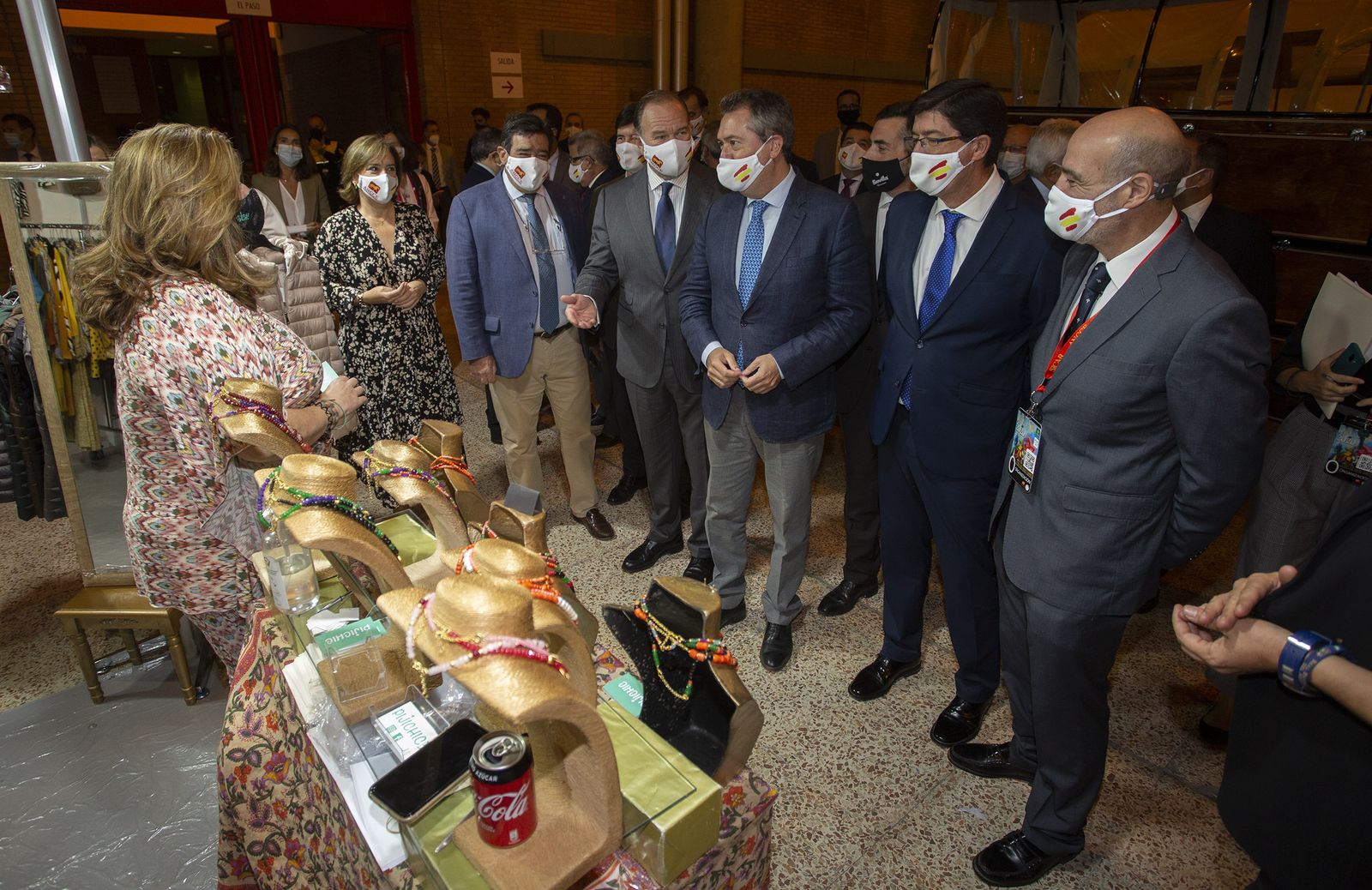 Rosa, de la tienda Pijichic, conversa con representantes políticos y empresariales en Sicab.