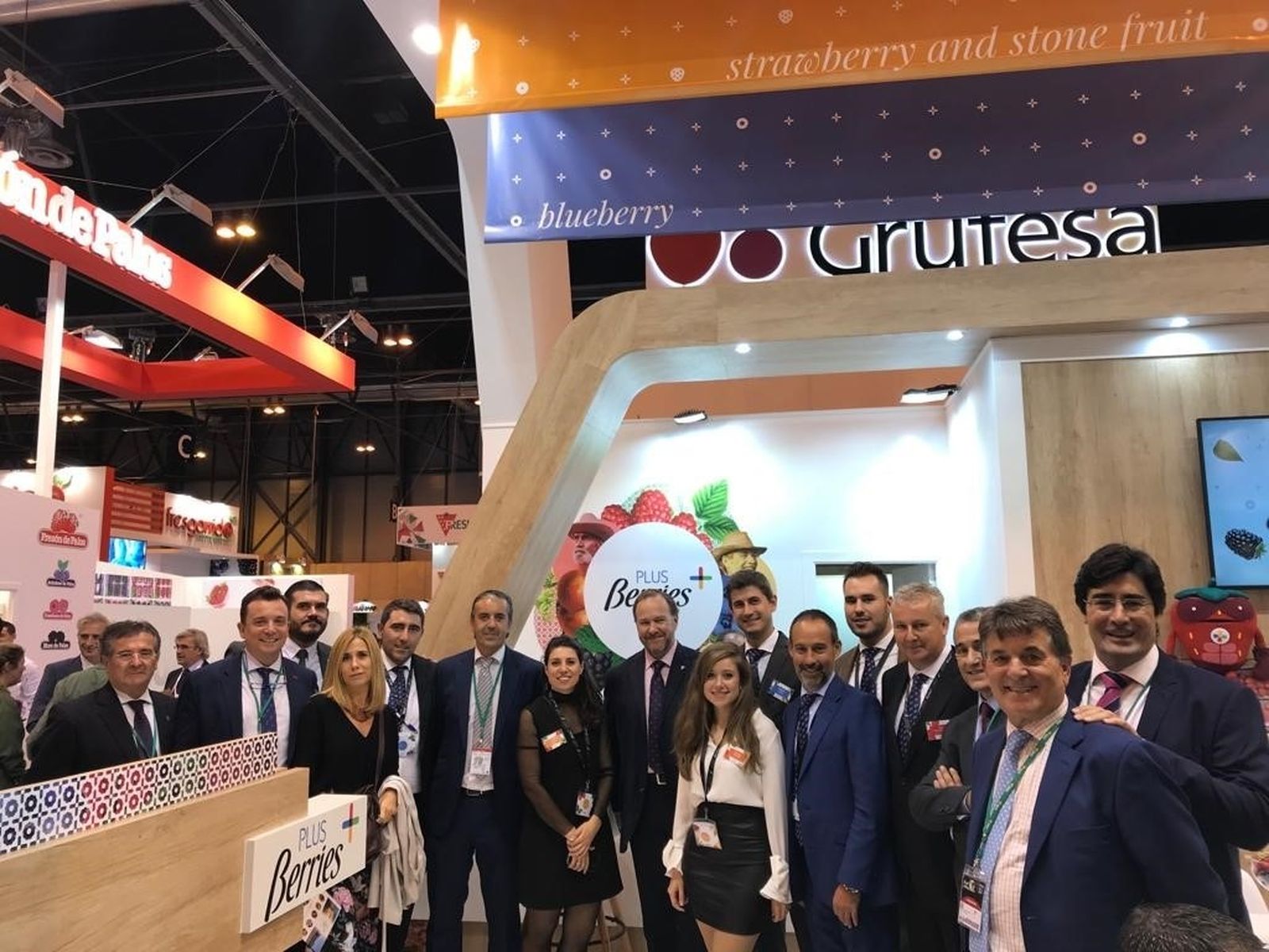 El presidente y directivos de Caja Rural el Sur con representantes de empresas hortofructícolas en Fruit Attactrion.