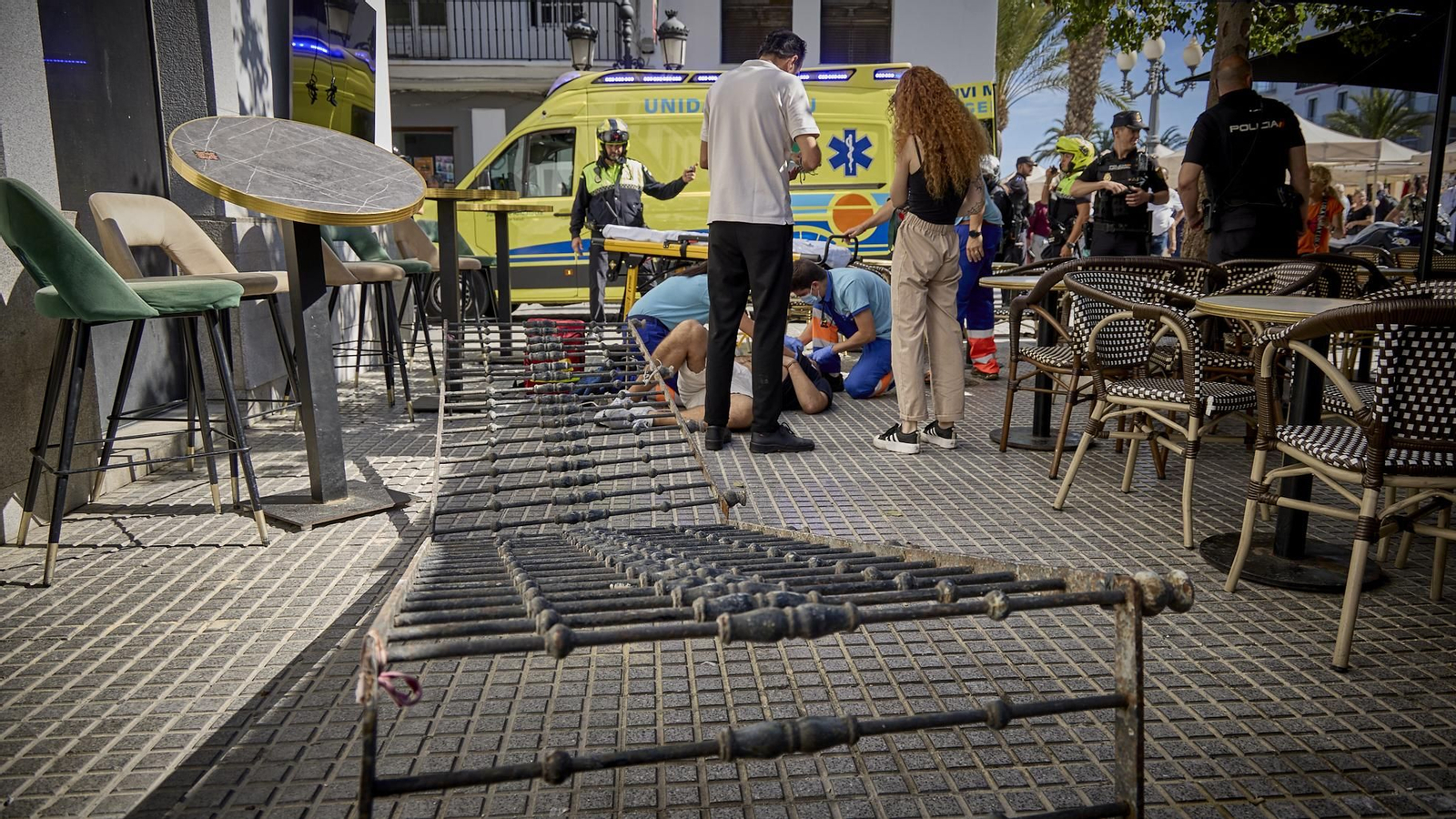 Las imágenes de la caida de un balcón sobre una persona desde una obra en la Plaza de San Juan de Dios