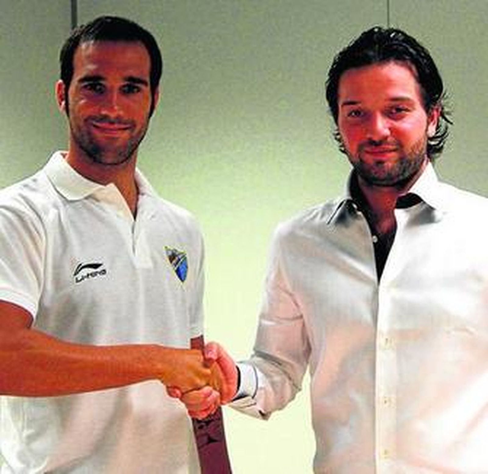 Jesús Gámez y Abdullah Ghubn se dan la mano tras la firma.