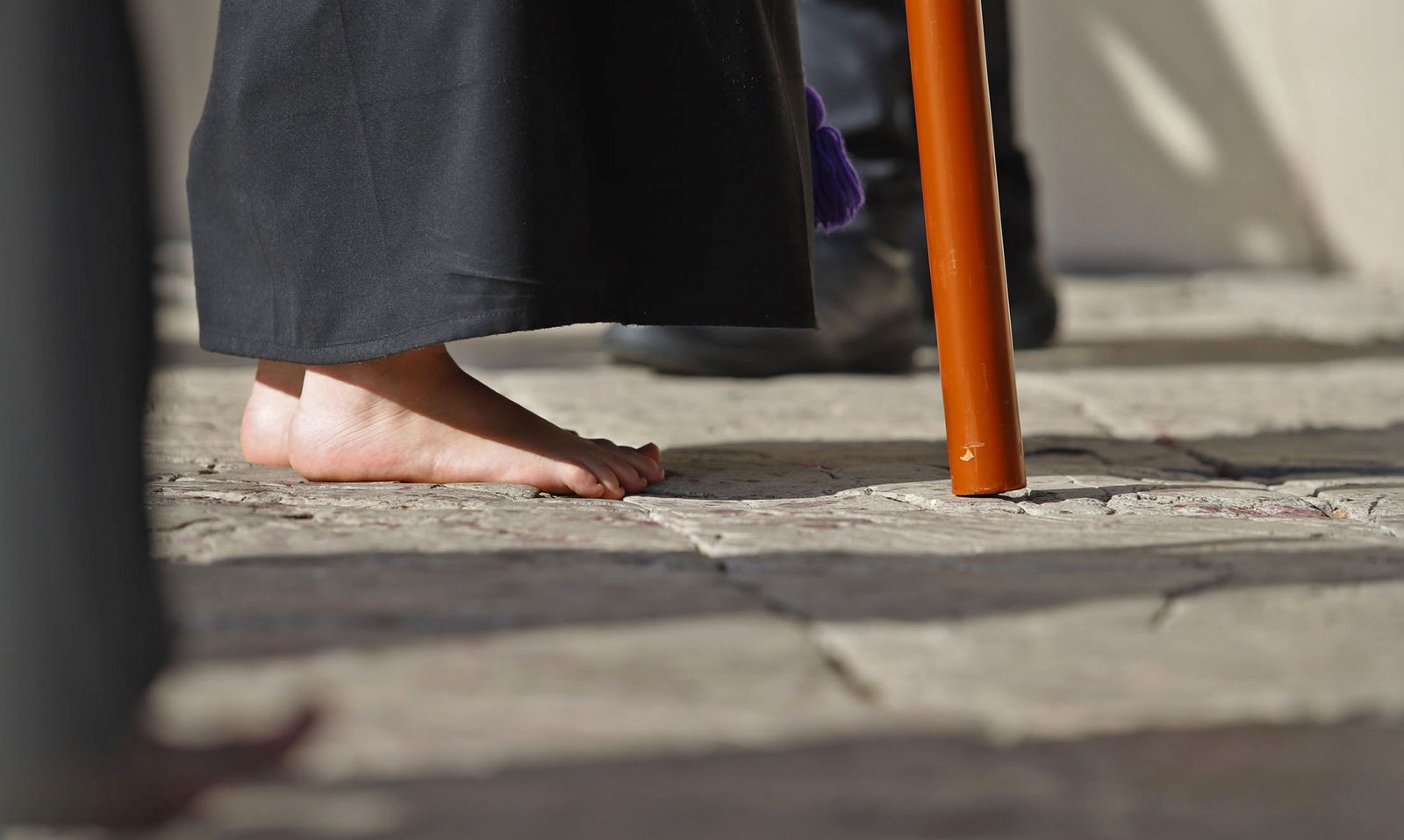 La Hermandad del Descendimiento en su recorrido por las calles de Huelva el Viernes Santo