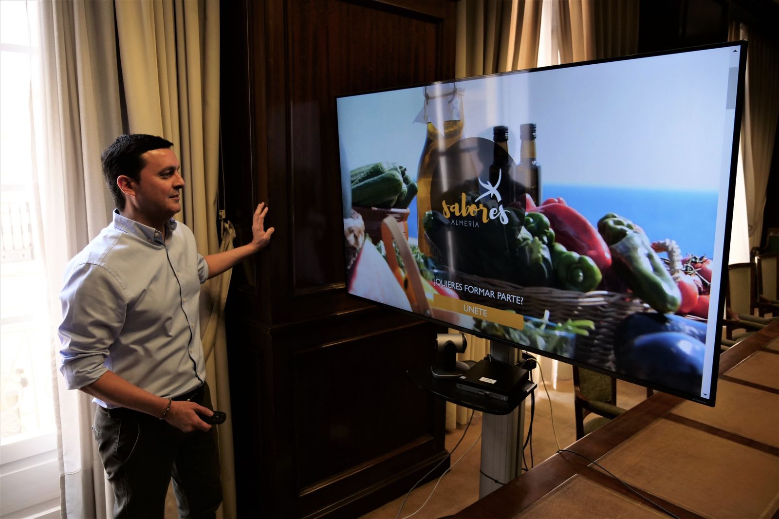 Javier A. García consulta la nueva web de Sabores.