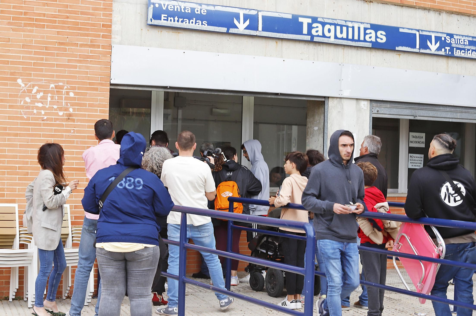 Largas colas para comprar las últimas entradas de la final del Recreativo de Huelva