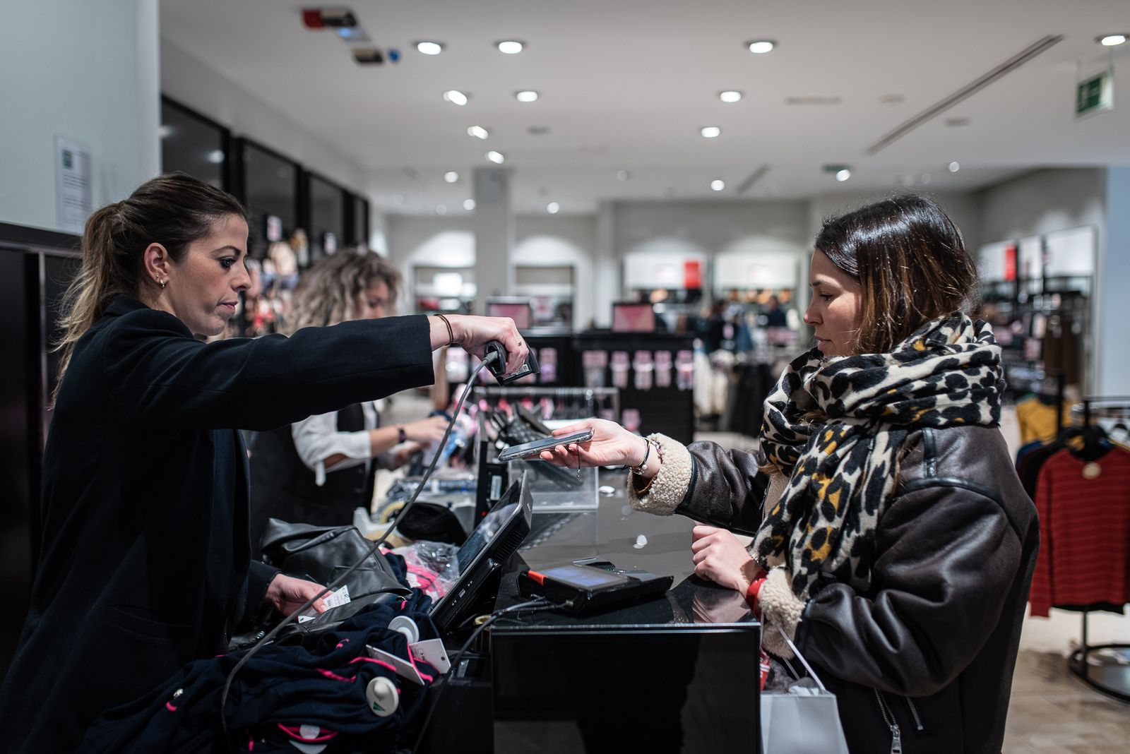 Imágenes del primer día de rebajas en los comercios de Huelva