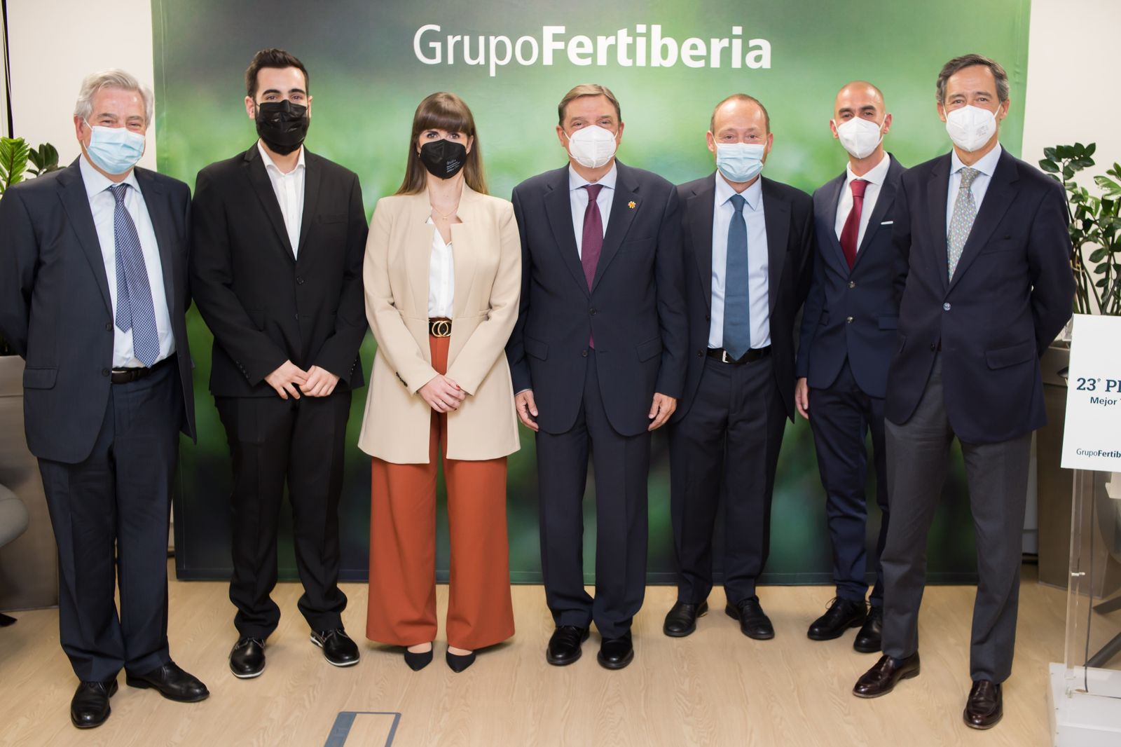 Foto de familia del acto de entrega del Premio Fertiberia a la Mejor Tesis Doctoral en Temas Agrícolas, con el ministro Planas en el centro de la imagen.