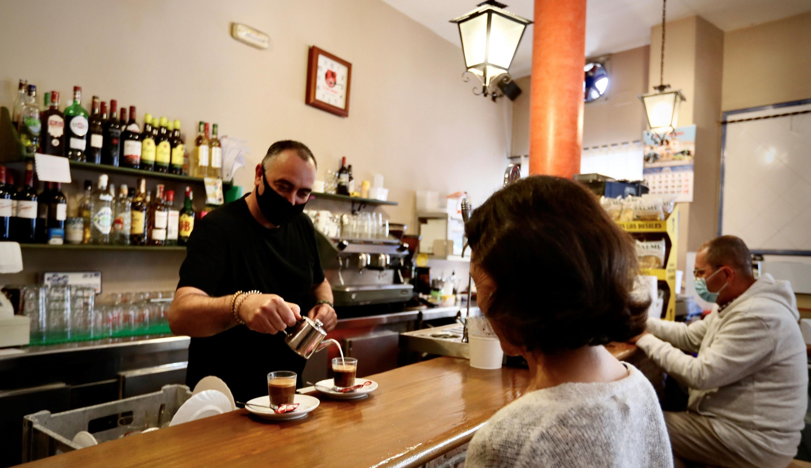 Un bar de Mairena del Aljarafe, donde se ha reabierto la barra.