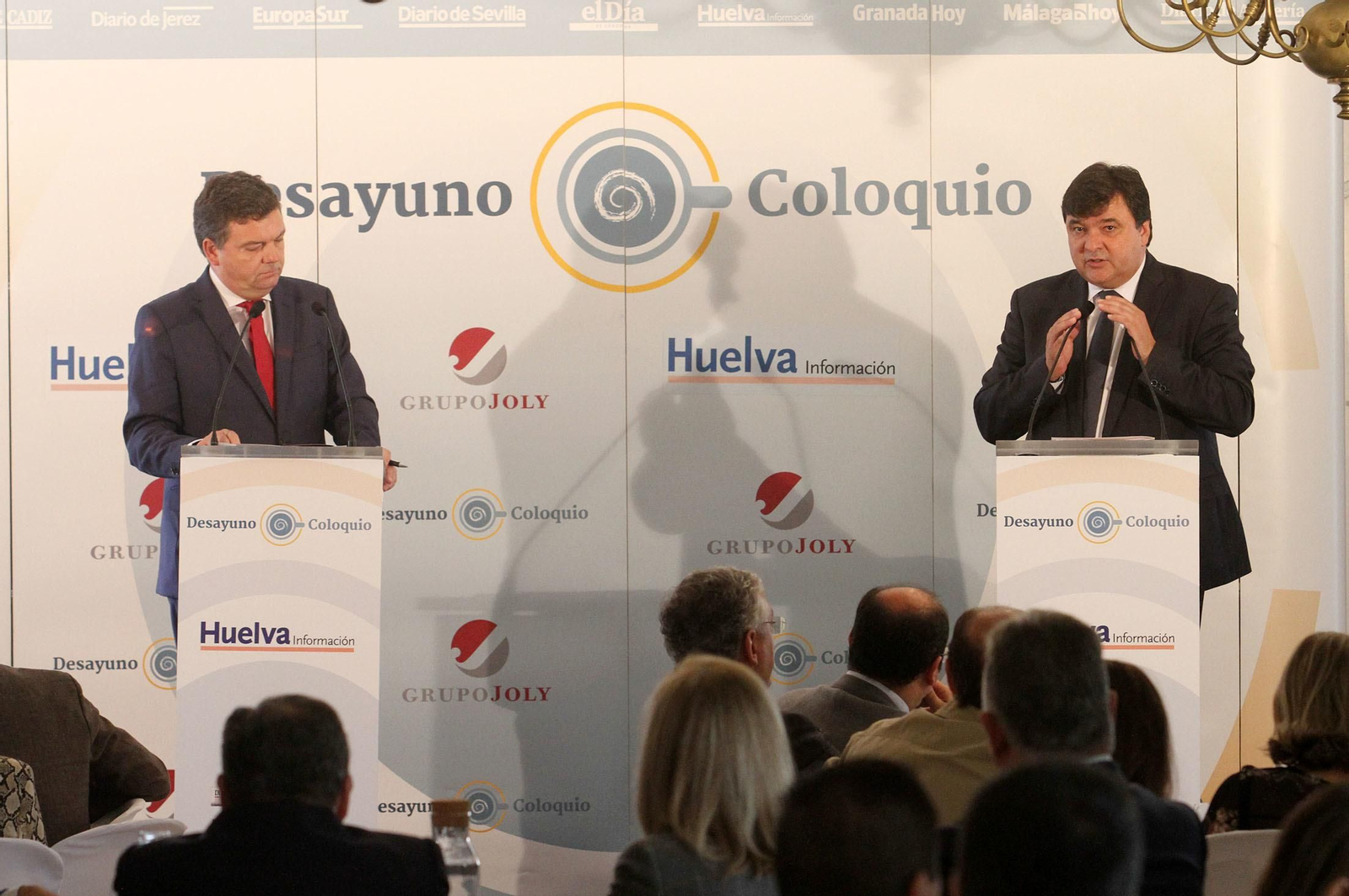 Imágenes de la conferencia y desayuno-coloquio de Gabriel Cruz, alcalde de Huelva