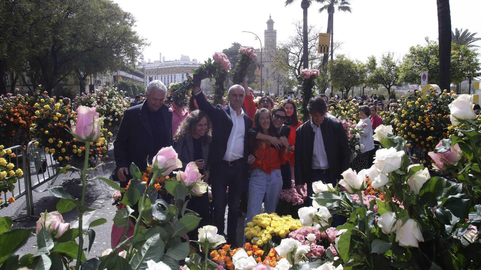 El alcalde Antonio Muñoz con su equipo ante las miles de rosas.
