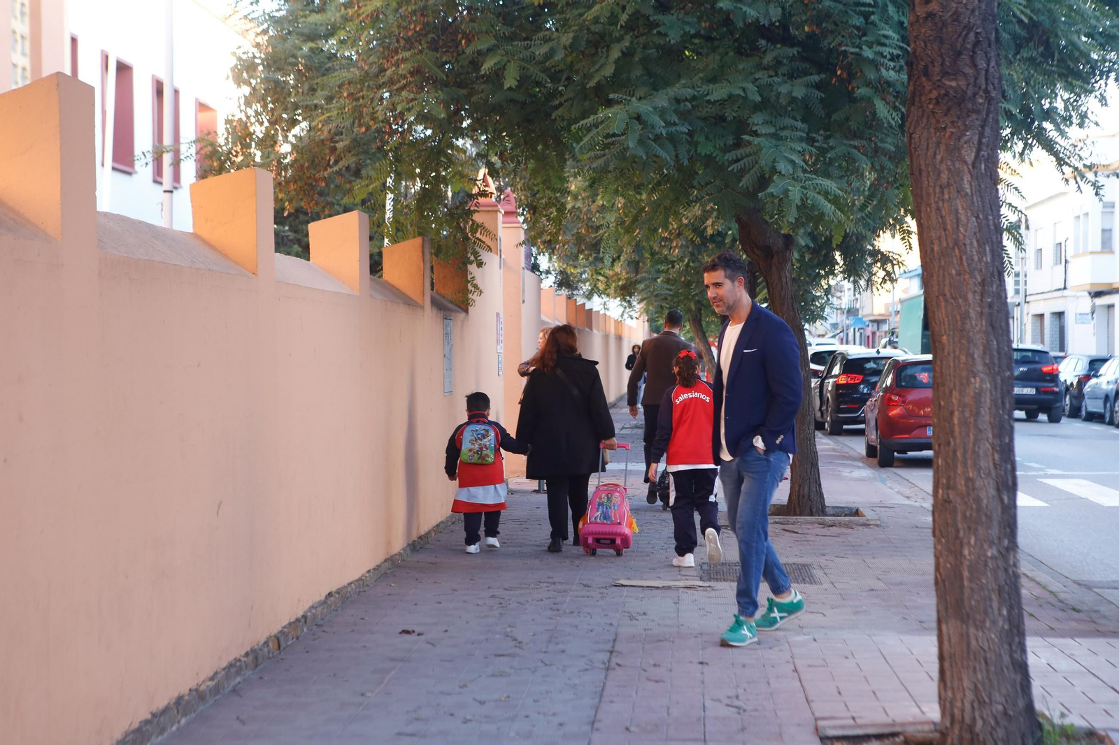Las fotos del viral "Besito y a juí" para aparcar en los colegios de La Línea