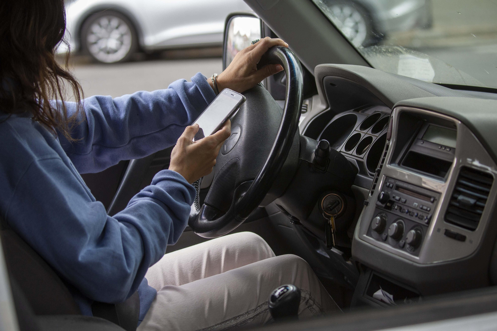 El pasado año se pusieron 1.134 multas por usar el móvil al volante en Huelva