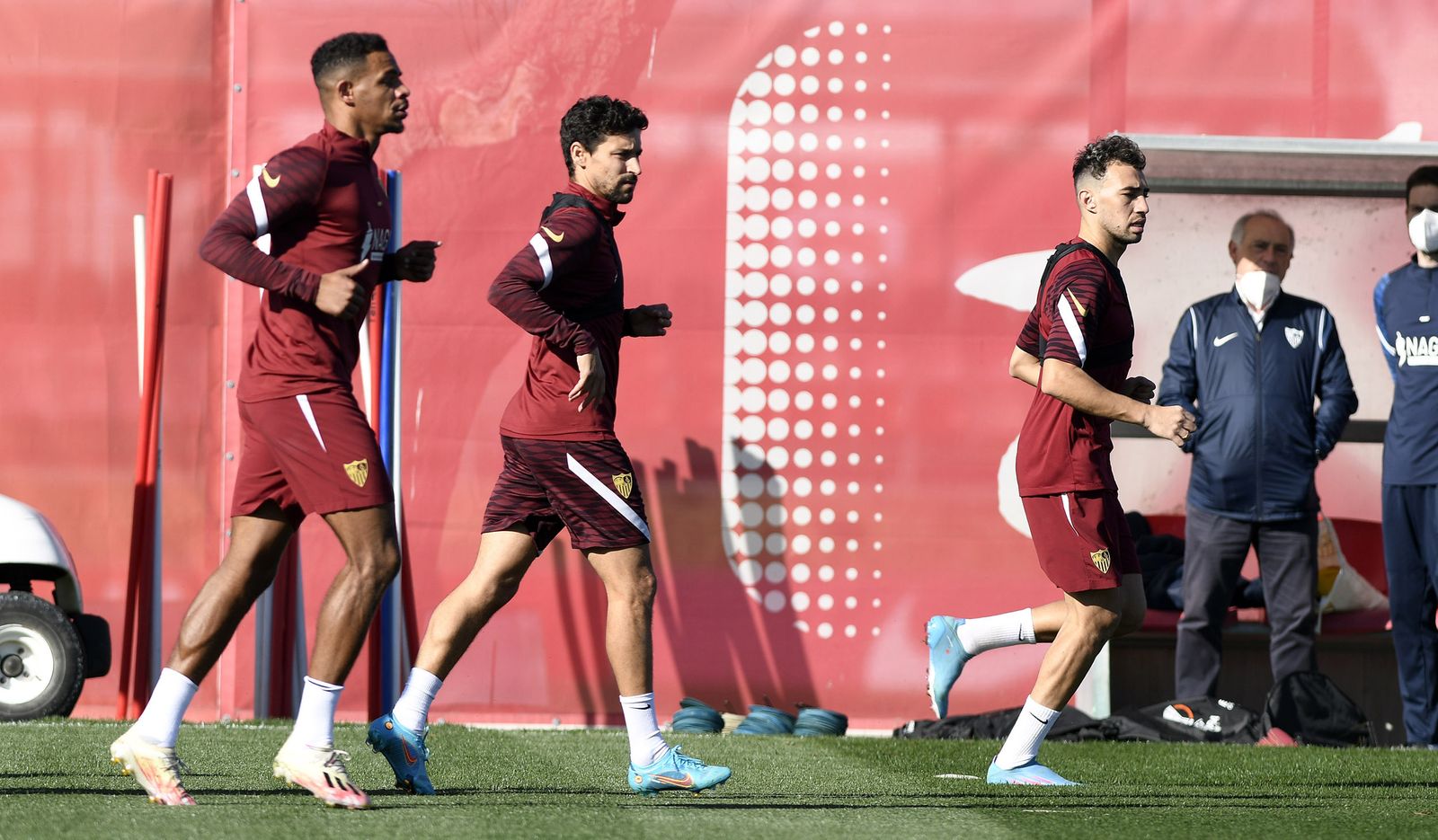 Fernando y Jesús Navas, dos de los que han ganado la Europa League más de una vez, con Munir.