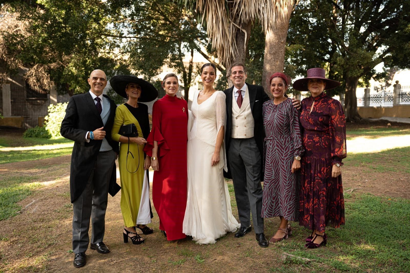 Ana Otaolaurruchi  con los hermanos José Antonio, Carmen, Almudena, Jaime, Cristina y Verónica Gónzález León, durante el cóctel.