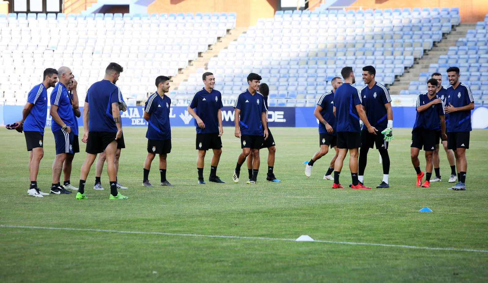 Monteagudo, 2º por la izquierda, durante el primer entrenamiento de esta temporada.