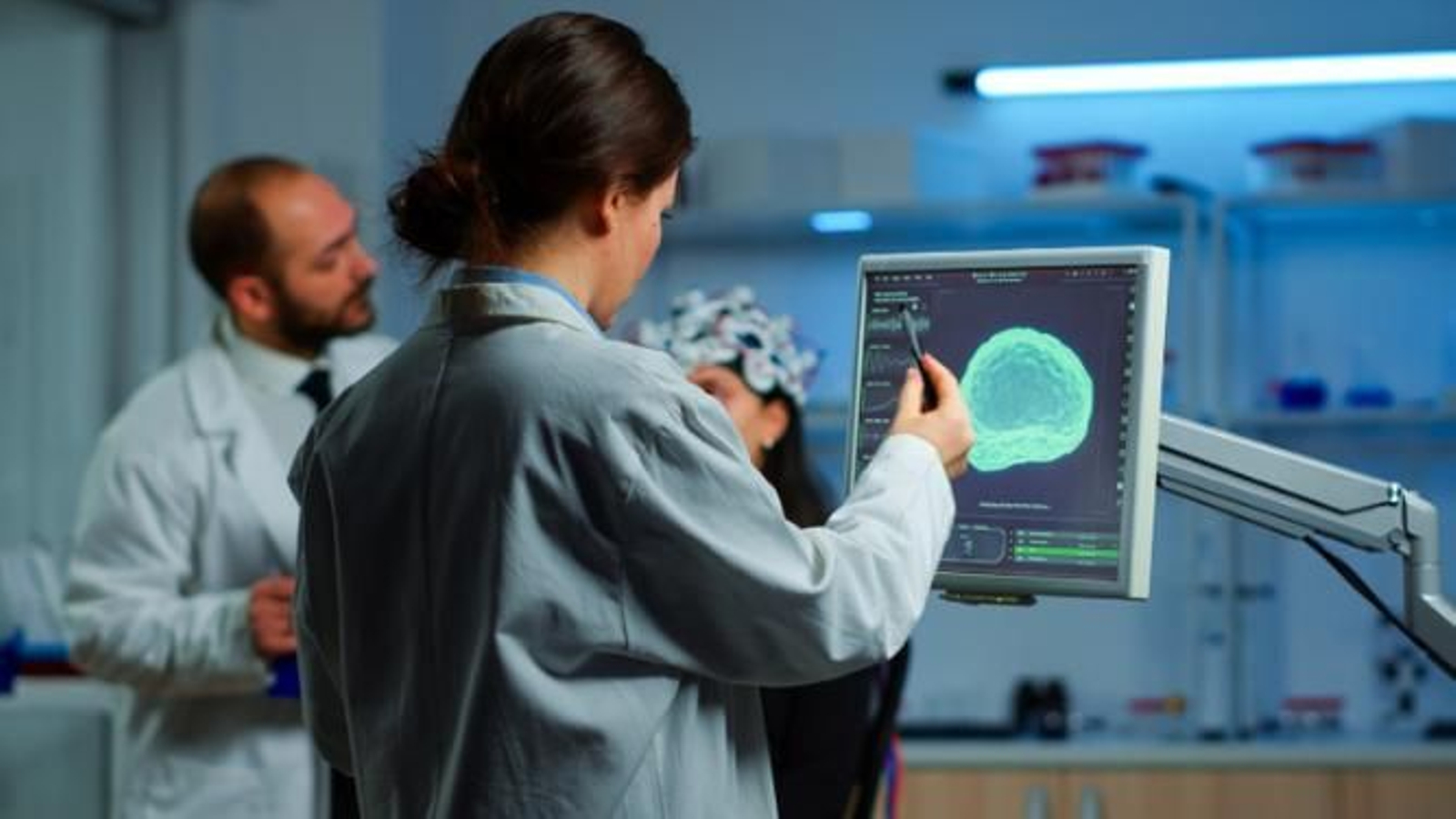 Profesionales médicos haciendo un escáner cerebral a una paciente.