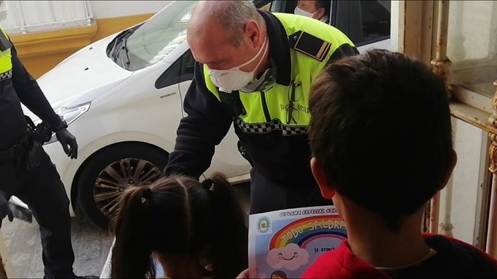 Un agente entrega diplomas a dos pequeños de Puerto Real