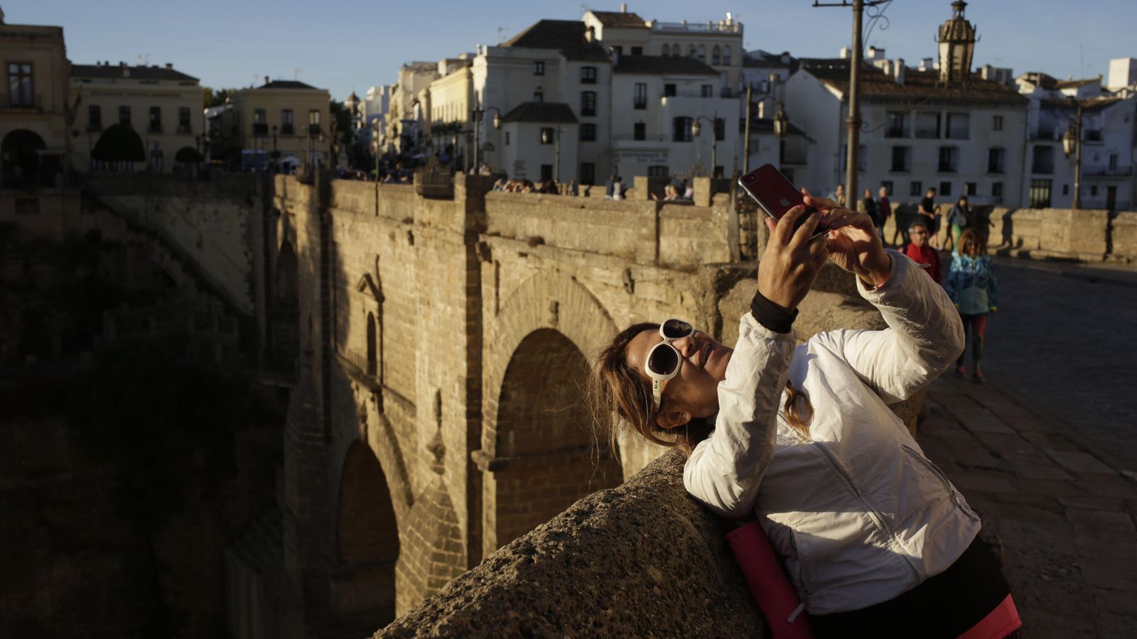 Turista se toma una imagen en el Puente Nuevo de Ronda. Turista se toma una imagen en el Puente Nuevo de Ronda.