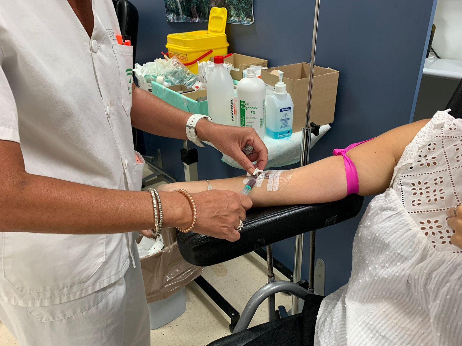 Una enfermera asiste a una paciente.