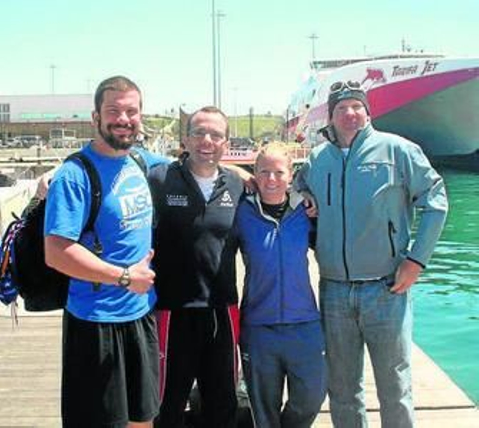 Los cuatro nadadores, ayer en el puerto de Tarifa.