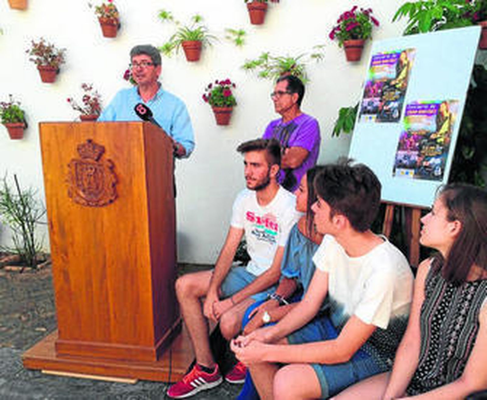 El concejal de Cultura, Manuel Molina, y el profesor Domingo Mariscal, en la presentación del concierto.
