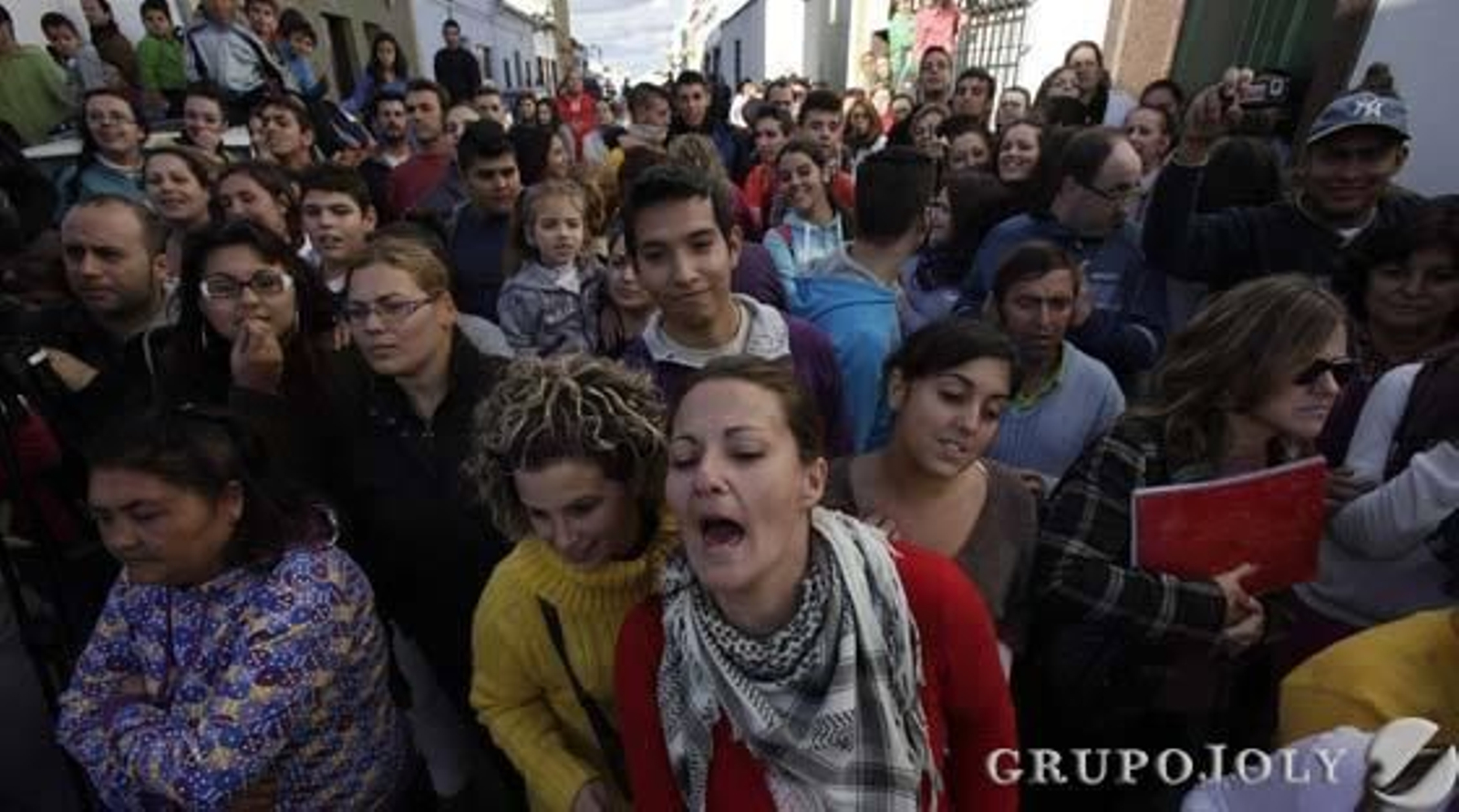 Vecinos de Pilas increpan a la detenida.

Foto: Antonio Pizarro