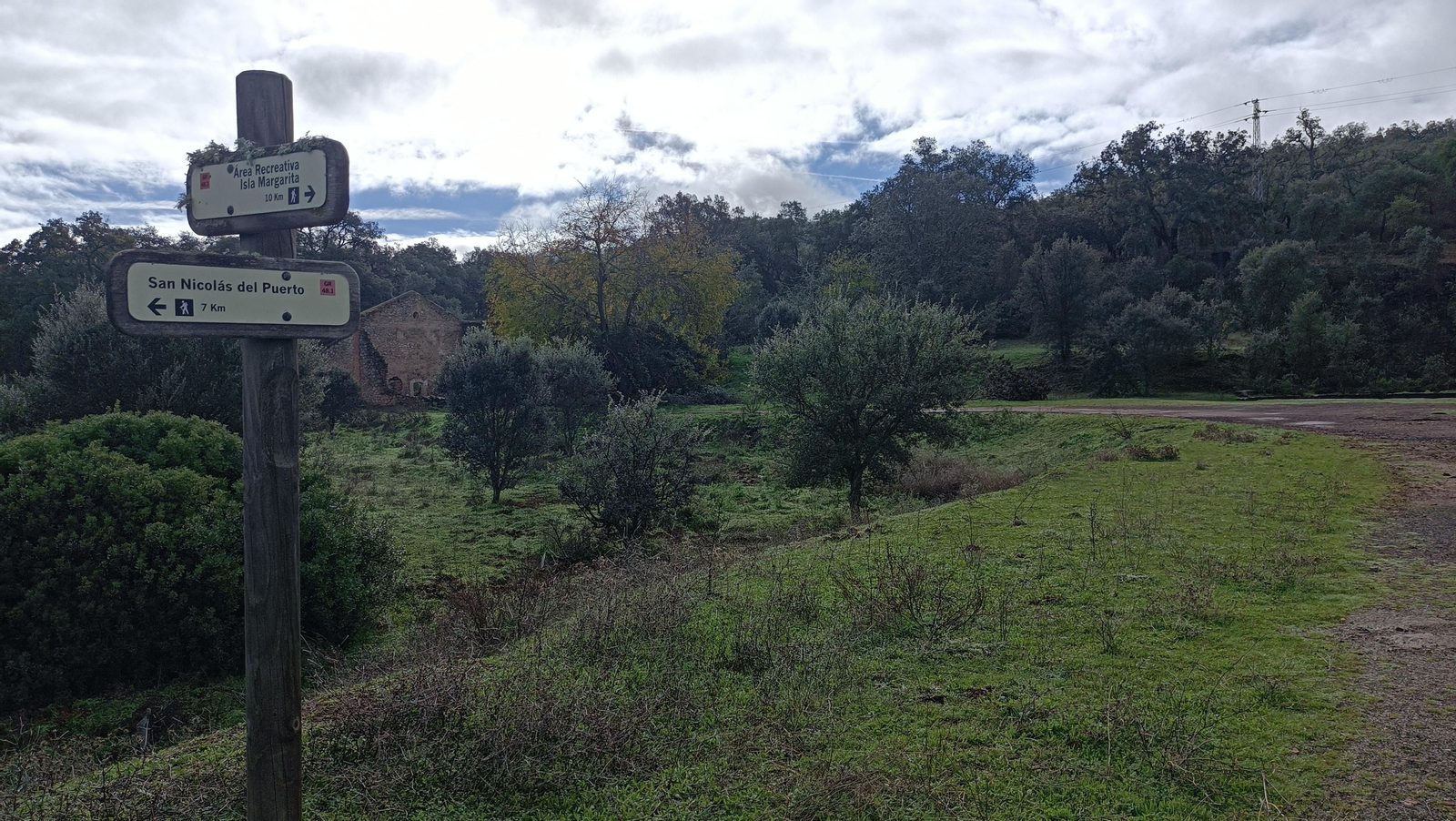 La señalización en el recorrido es bastante correcta.