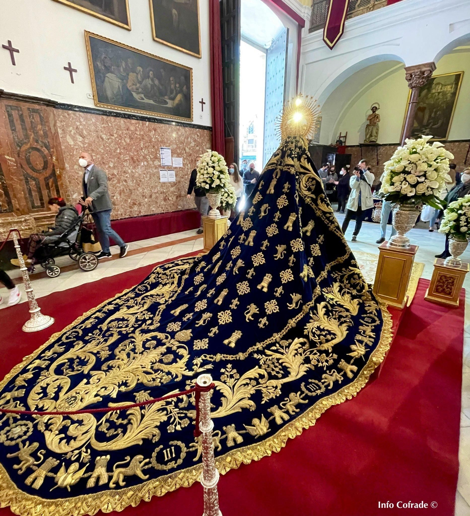 Otra perspectiva reciente del manto de la Virgen de Montserrat, donde se aprecia el collar de la orden de Carlos III.