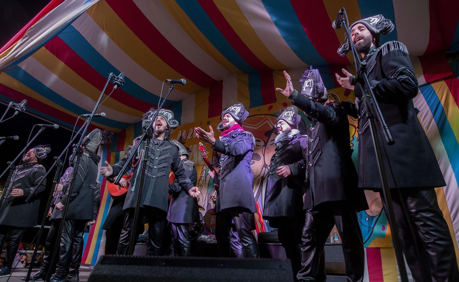 Actuación de 'La eterna banda del Capitán Veneno' en el Carnaval de San Fernando de 2020