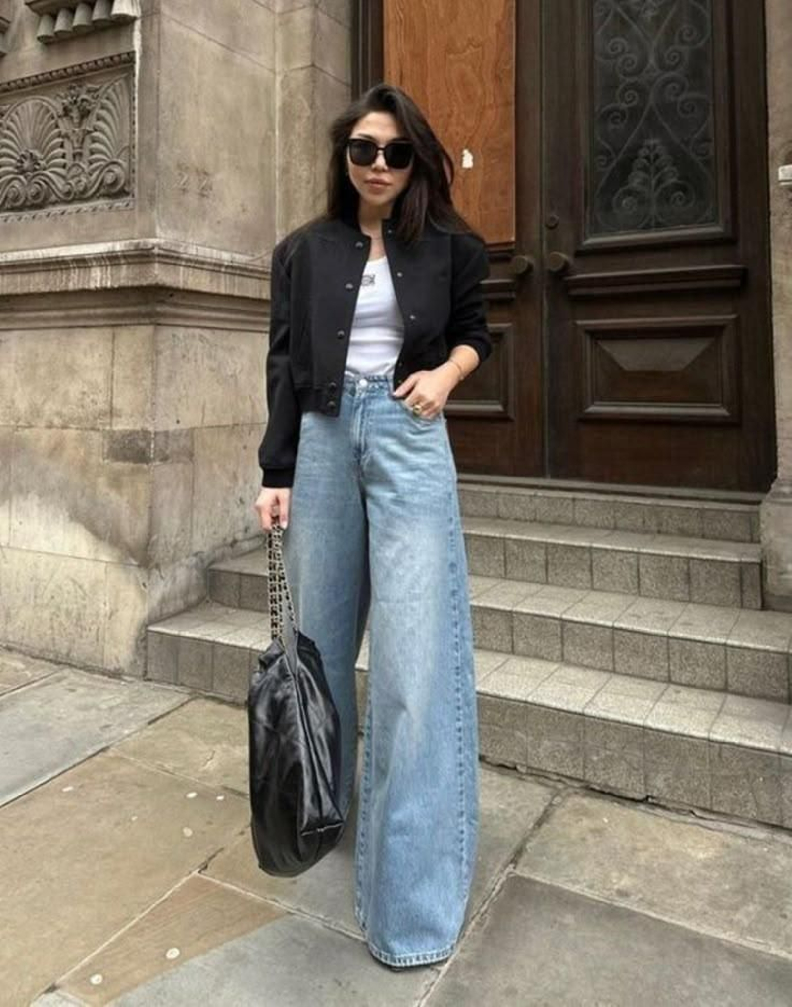 Look con vaqueros anchos.