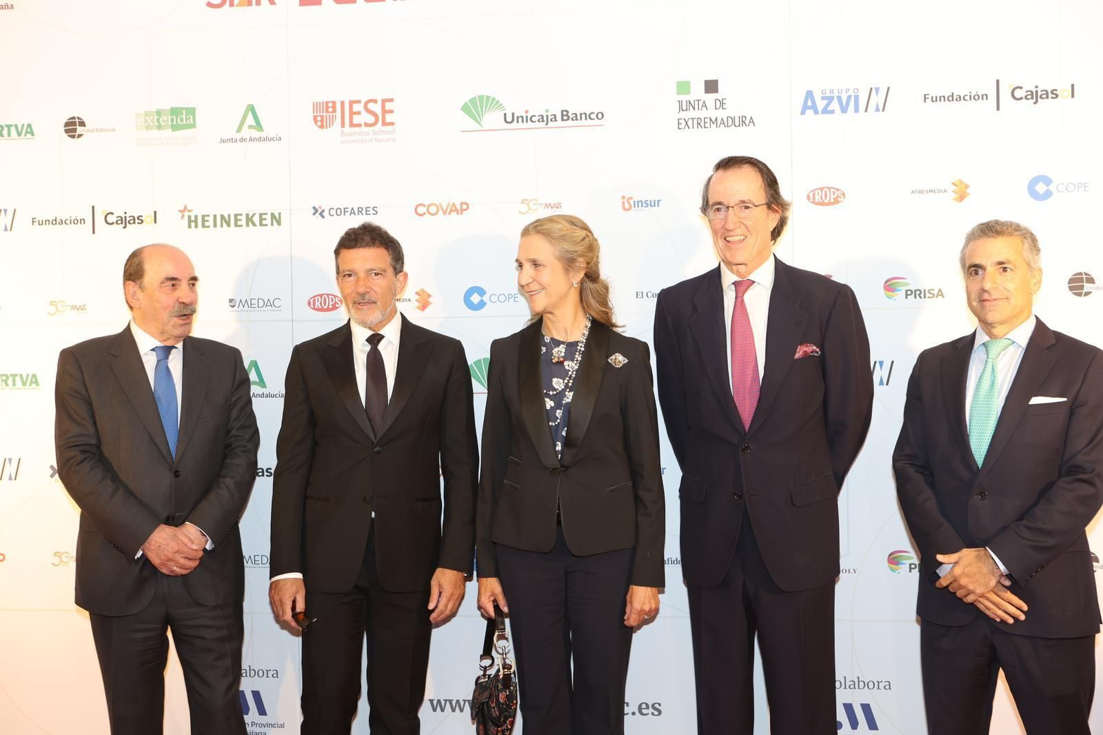 Los galardonados de los premios Cesur junto a la Infanta Elena este jueves en Málaga.