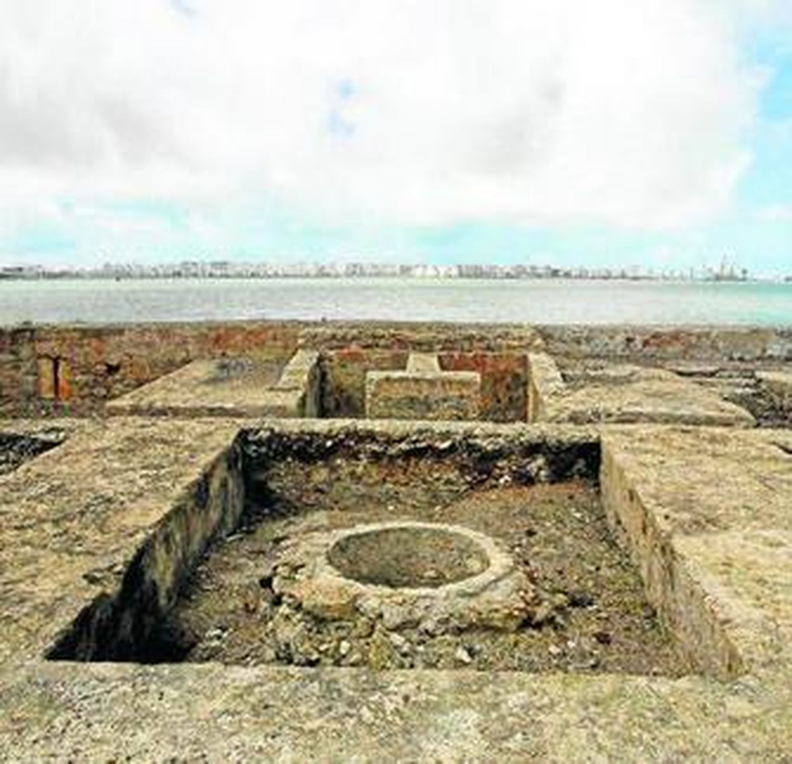 Vista de las ruinas del Fuerte de Matagorda, con el aljibe en primer plano y Cádiz al fondo.