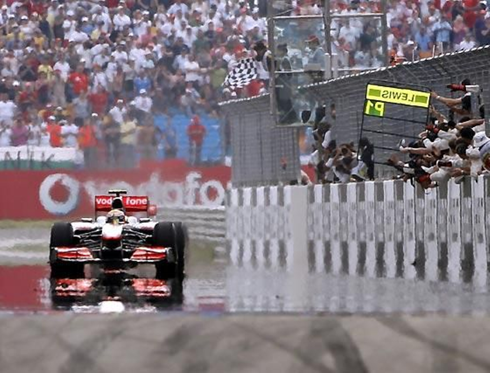 Lewis Hamilton cruza la línea de meta.

Foto: Reuters / Afp Photo / Efe