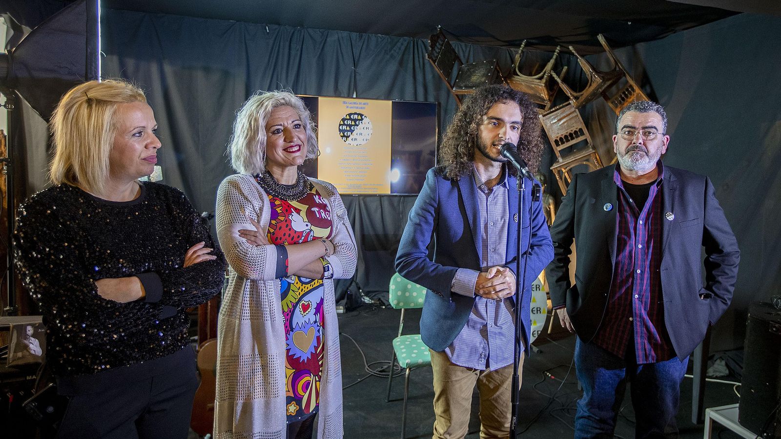 Acto de reinauguración de la galería ERA, con las concejalas Carmen Toledo, María José Foncubierta, el escultor Antonio Mota y su hijo, también Antonio.