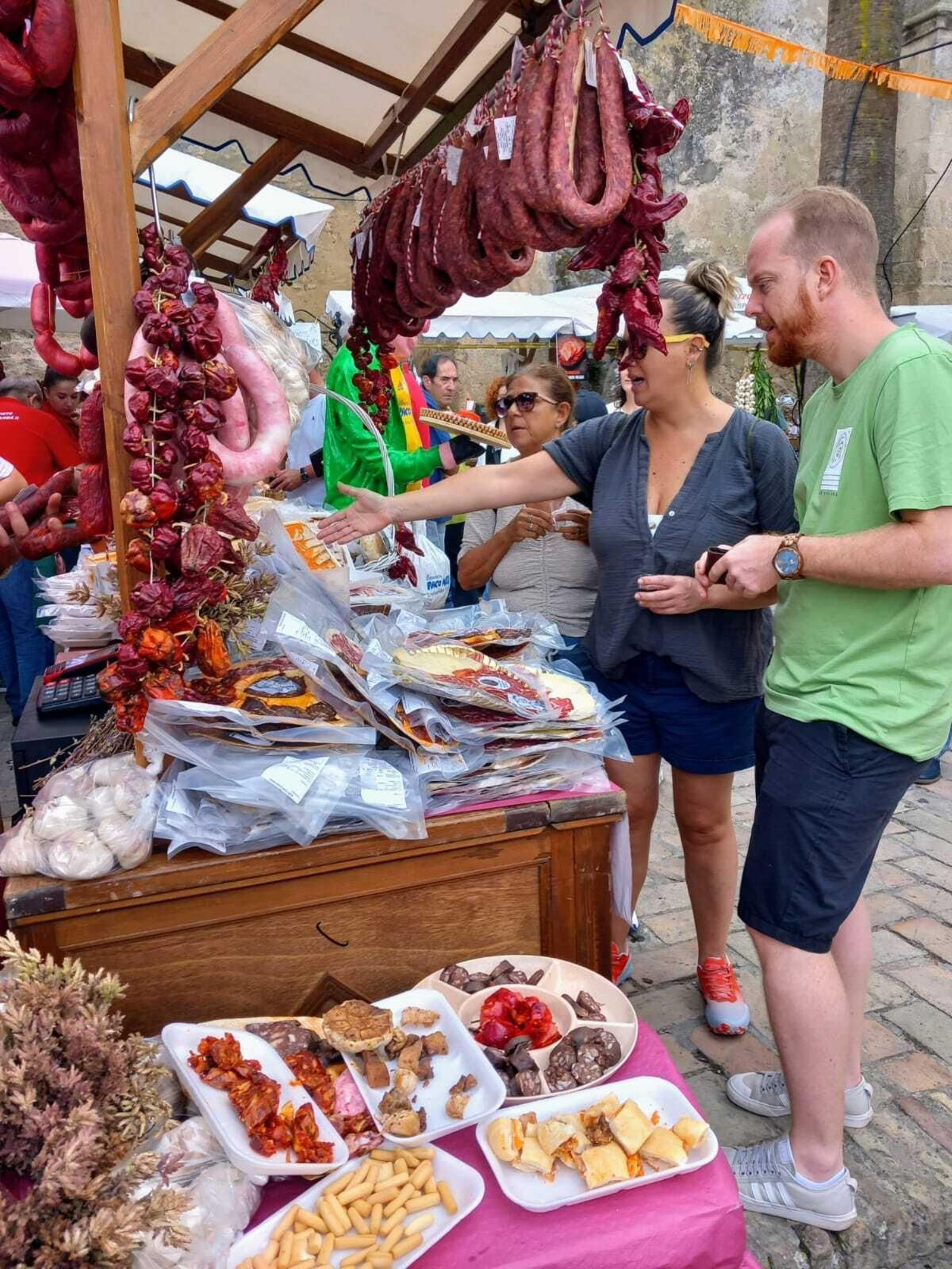 Las imágenes del Día de Lomo en manteca en Vejer: un sabroso plan en uno de los pueblos bonitos de Cádiz