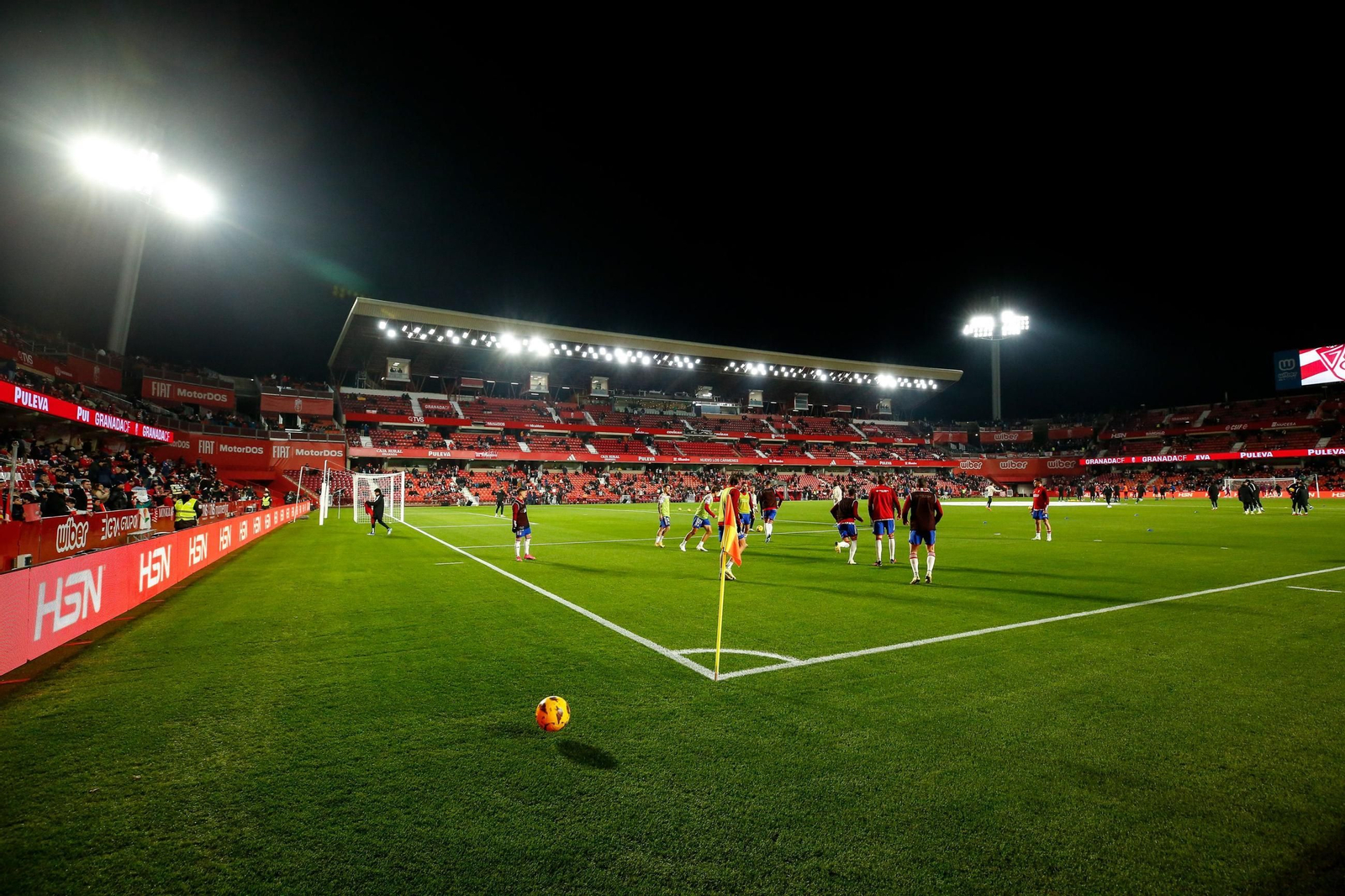 El estadio rojiblanco deja mucho que desear cuando se le mira de cerca