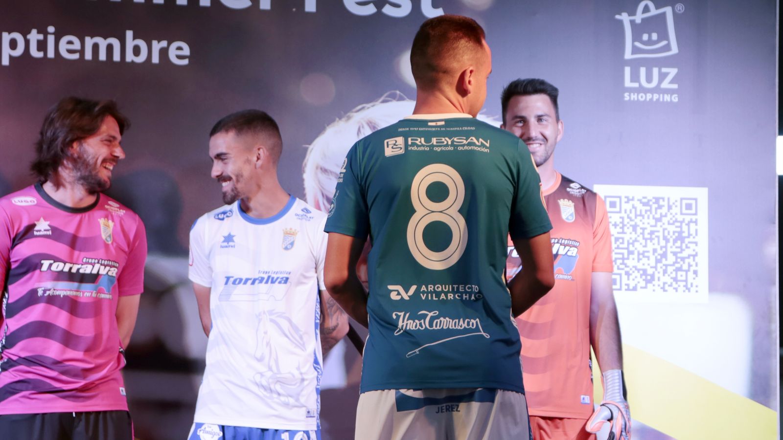 Imágenes de la presentación de las nuevas camisetas del Xerez CD en Luz Shopping