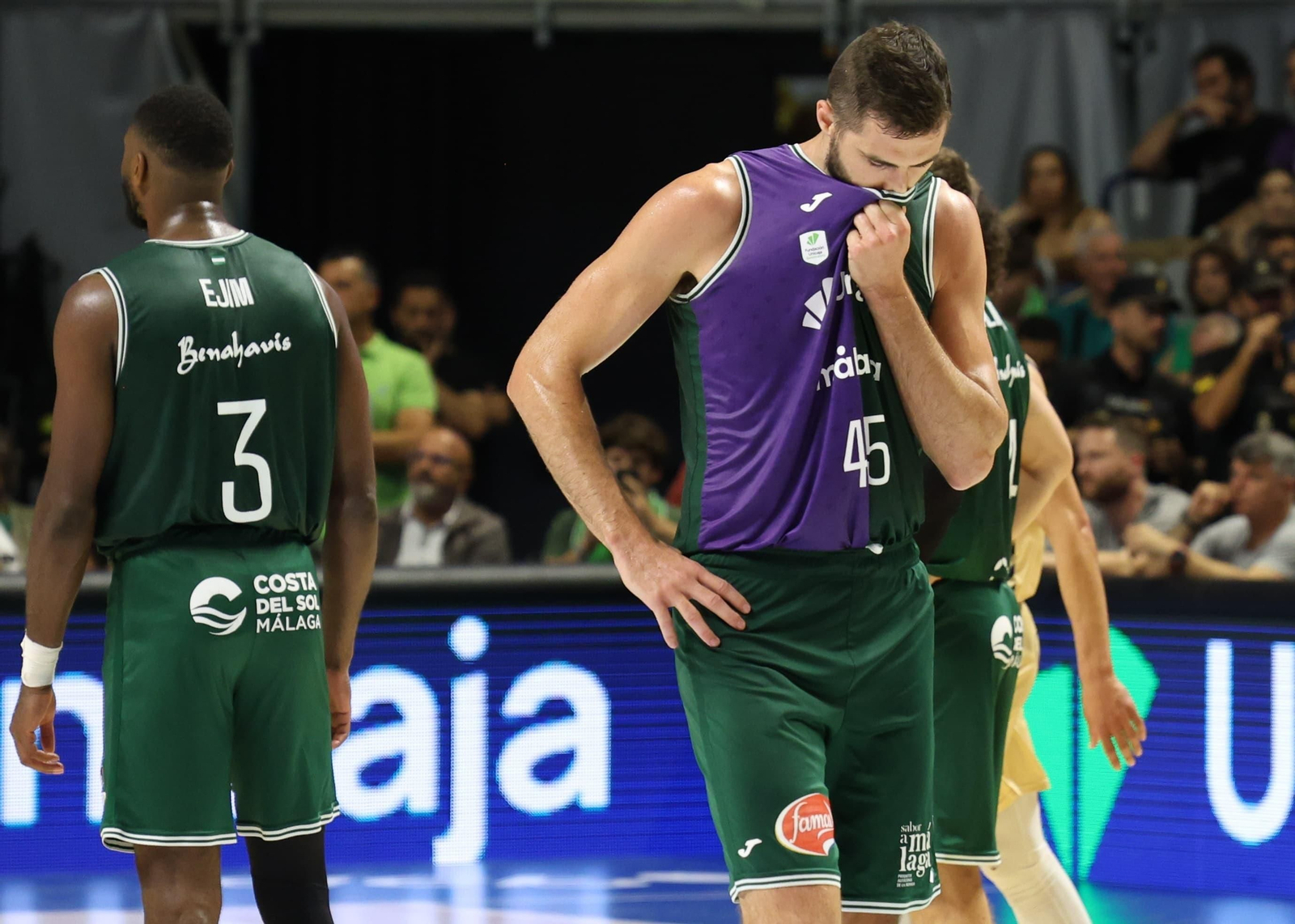 Kravish, circunspecto.