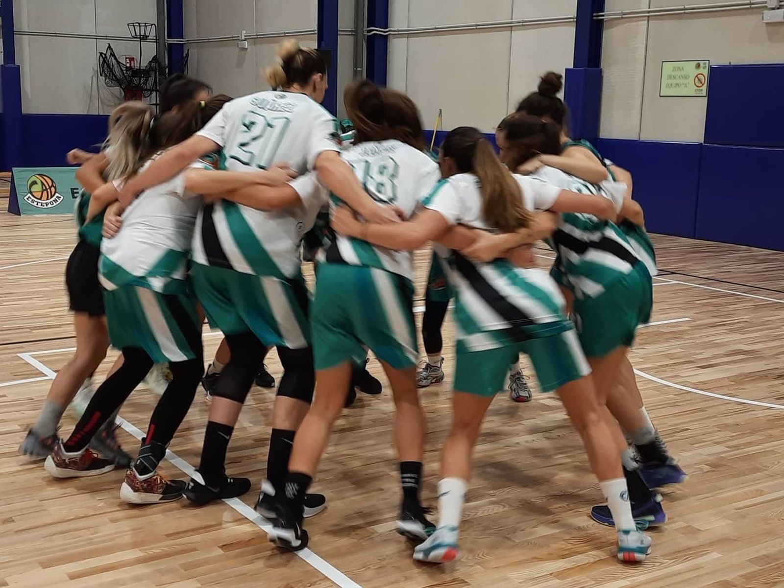 Piña de las jugadoras del CAB Estepona en el pabellón Pineda.