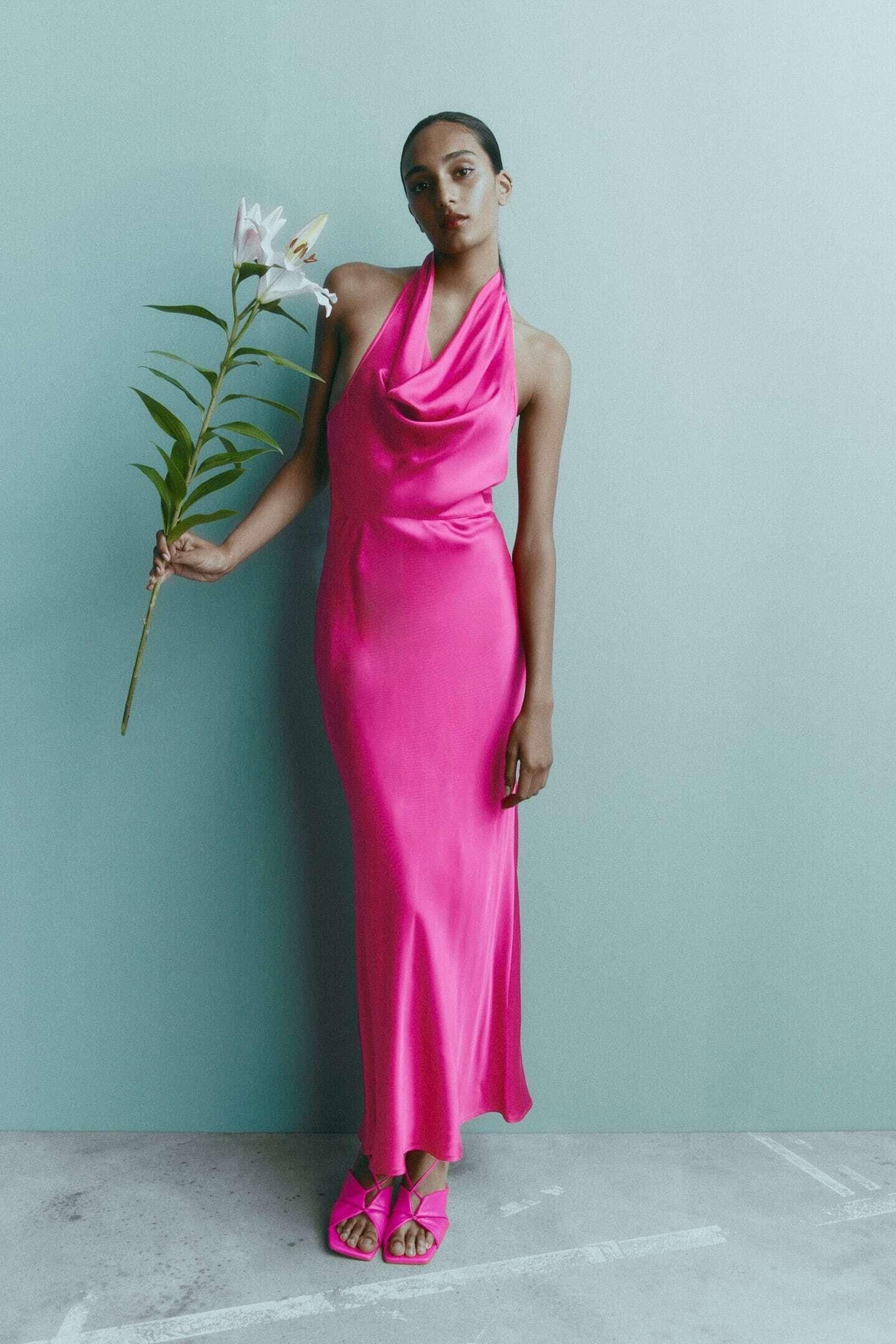 Vestido lencero rosa de Zara.