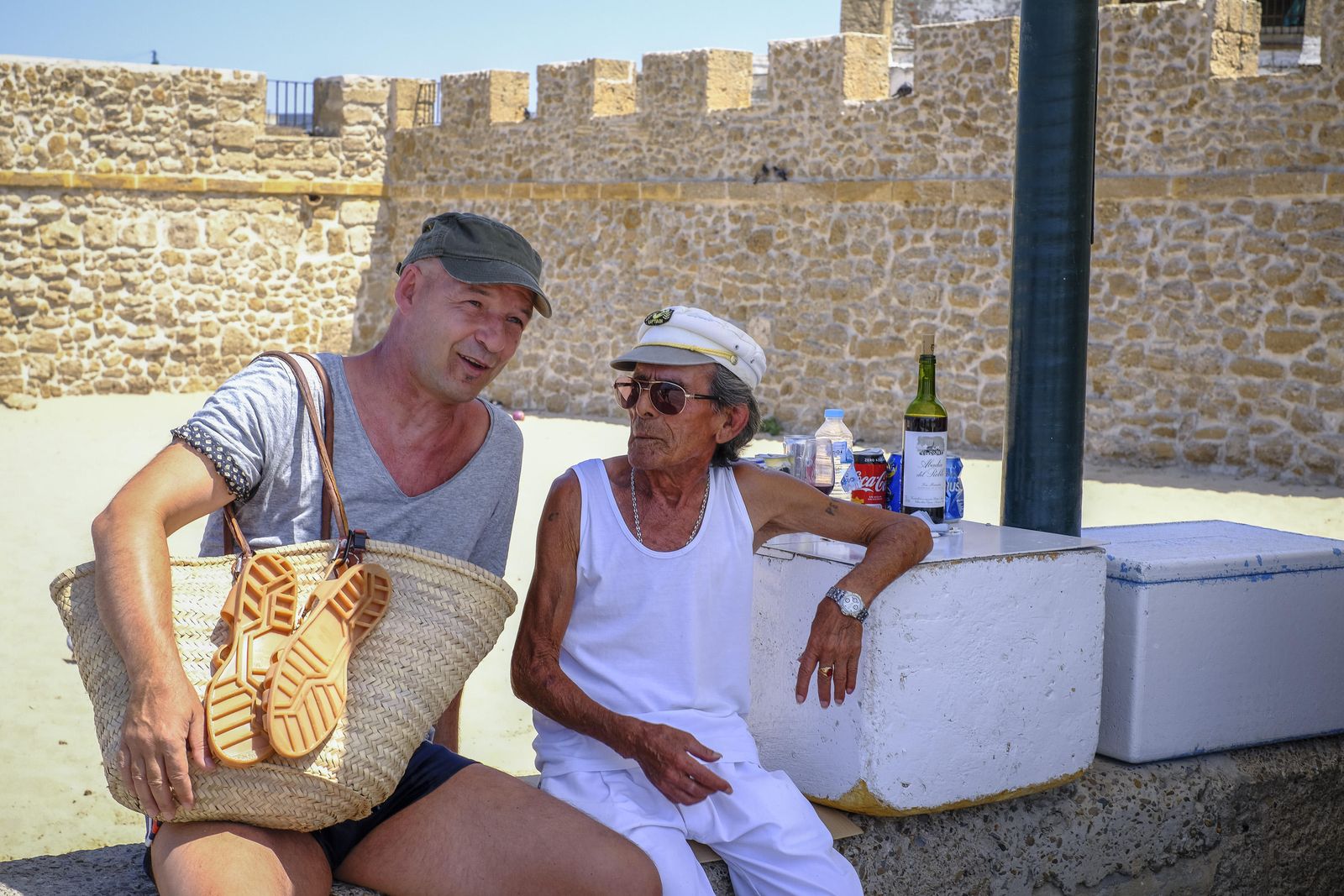 Jean-Jacques Duquesnoy cerca de la puerta de La Caleta con Pepe, uno de sus amigos.