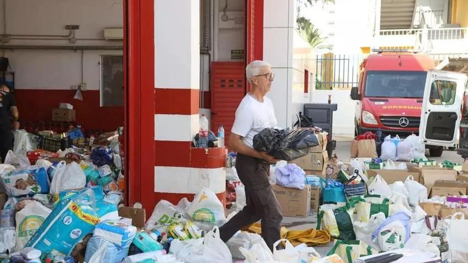 Recogida de donaciones en el parque central de bomberos, en Martiricos Recogida de donaciones en el parque central de bomberos, en Martiricos