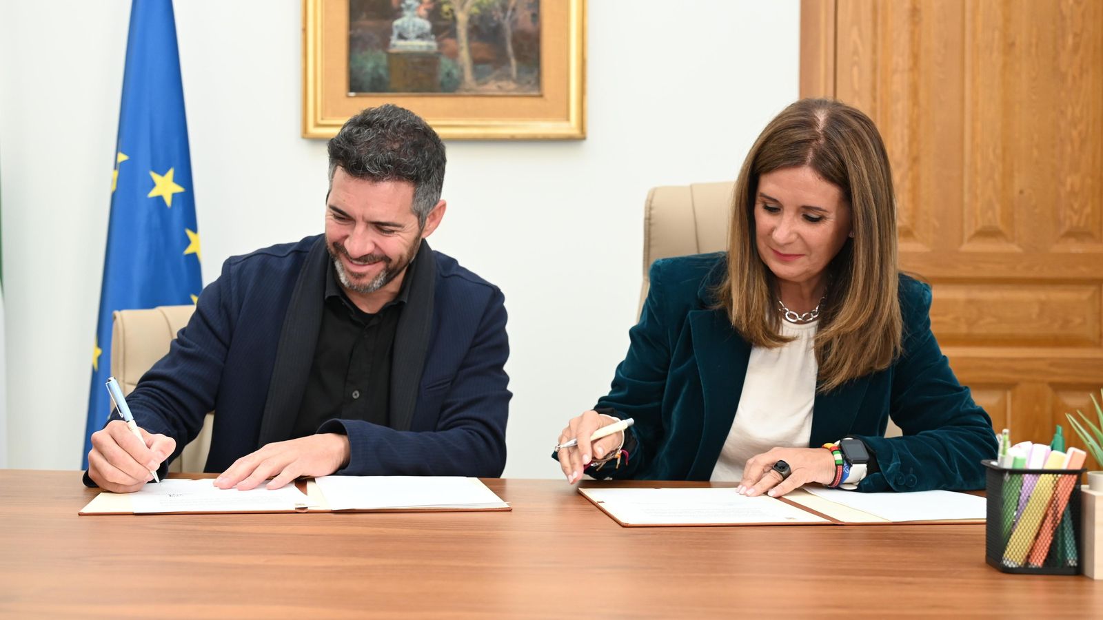 La alcaldesa de la ciudad, Auxiliadora del Olmo, y el representante legal de Santana Motors S.L., Eduardo Blanco, han rubricado el documento que reimpulsa la actividad industrial automotriz en Linares.