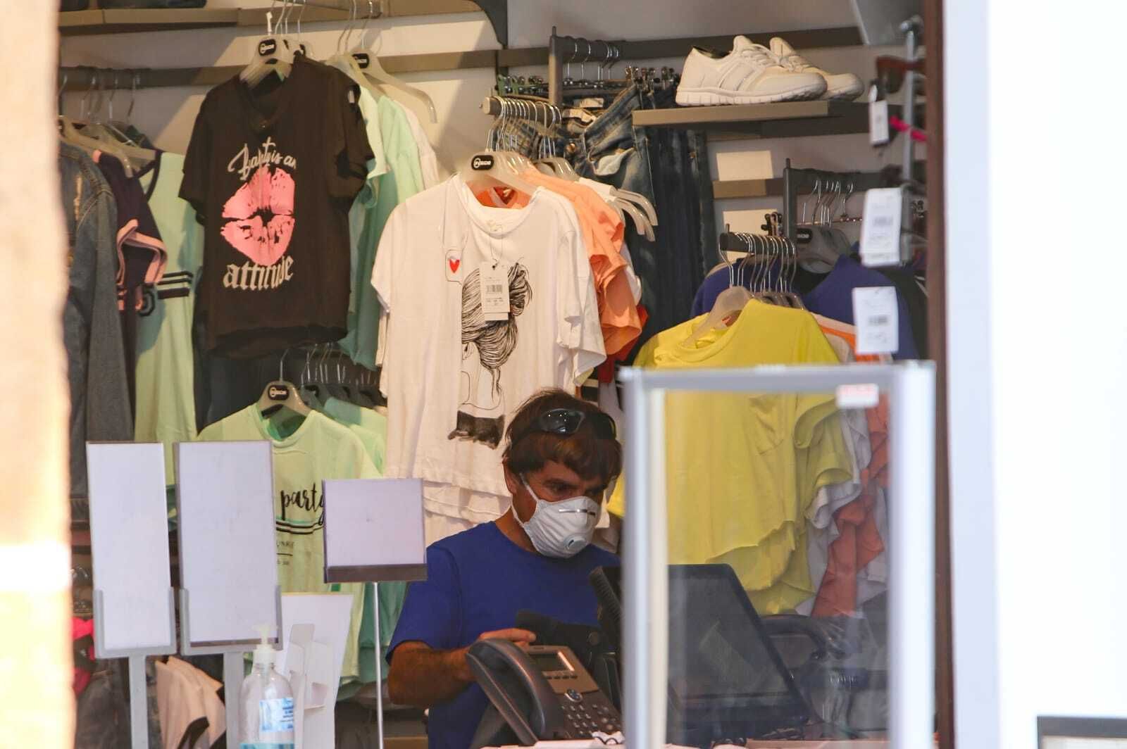 Un cliente en una de las tiendas del centro de la ciudad.