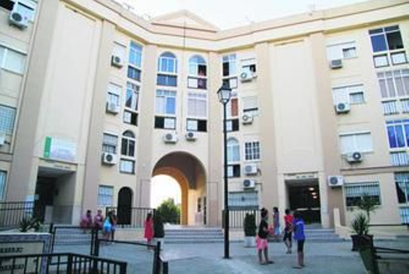 Bloque de pisos donde vive la niña agredida con su familia, en Los Salesianos de Utrera.