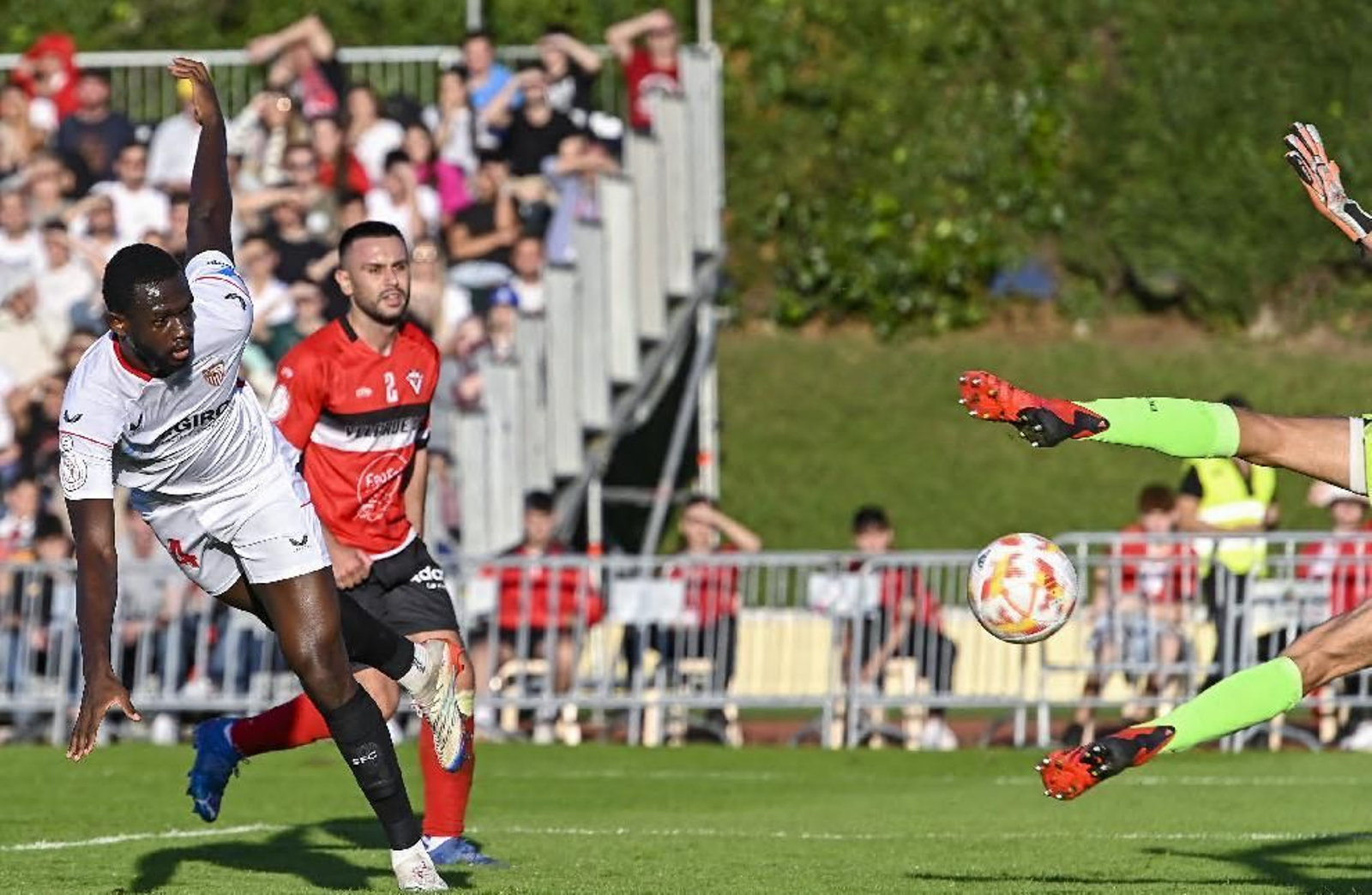 Nianzou remata para anotar el 0-1.